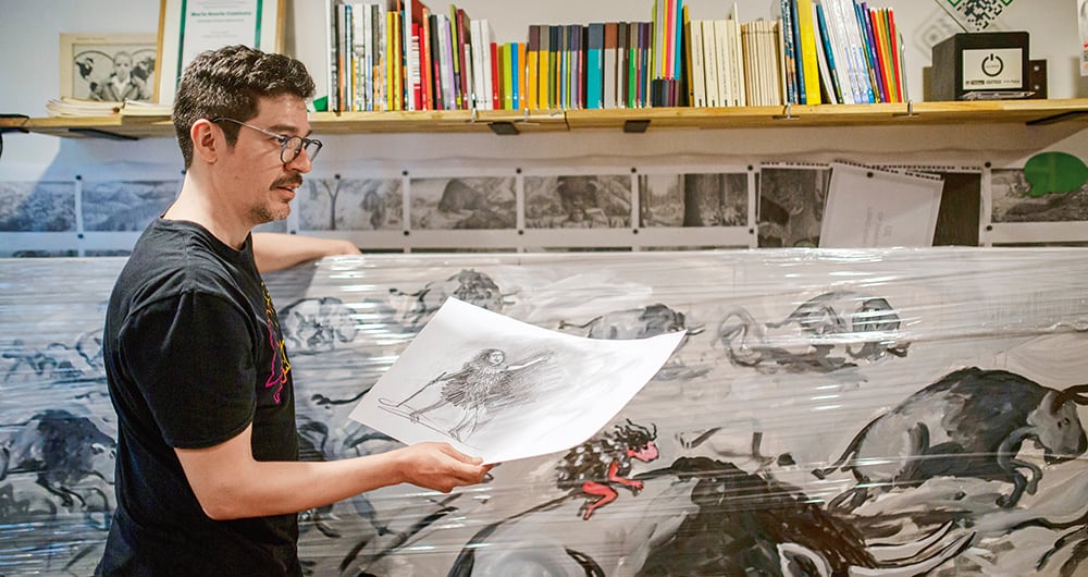 Rafael Yockteng (Lima, 1976), radicado en Bogotá, admira profundamente el trabajo de Kitamura. Como lo ha hecho el japonés tantas veces ya, Yockteng termina estos días su primer libro en solitario.