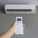 El aire acondicionado sirve para regular la temperatura de los espacios.