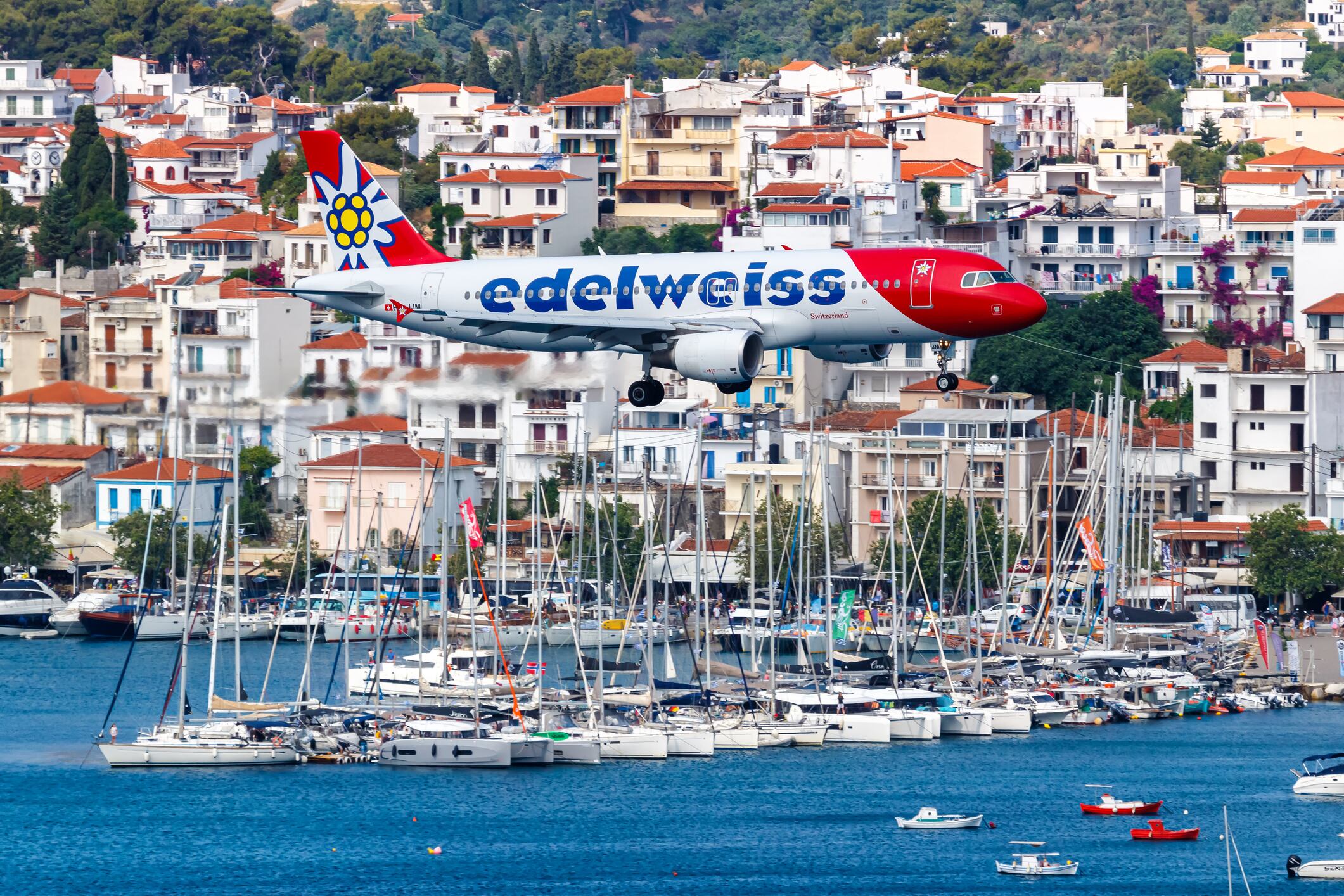 Skiathos, Grecia - 29 de junio de 2023: Avión Edelweiss Airbus A320 en el aeropuerto de Skiathos (JSI) en Grecia
