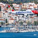 Skiathos, Grecia - 29 de junio de 2023: Avión Edelweiss Airbus A320 en el aeropuerto de Skiathos (JSI) en Grecia