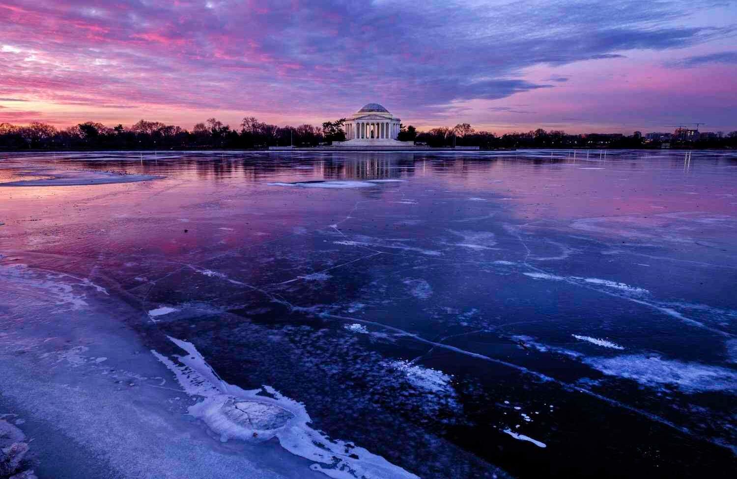 El Jefferson Memorial se refleja en la superficie helada de Tidal Basin al amanecer en Washington, el lunes 8 de enero de 2018. El Tidal Basin, famoso por los cerezos que lo rodean, es una capa de hielo después de varios días de clima frío en la Capital de la Nación. (Foto AP / J David Ake)