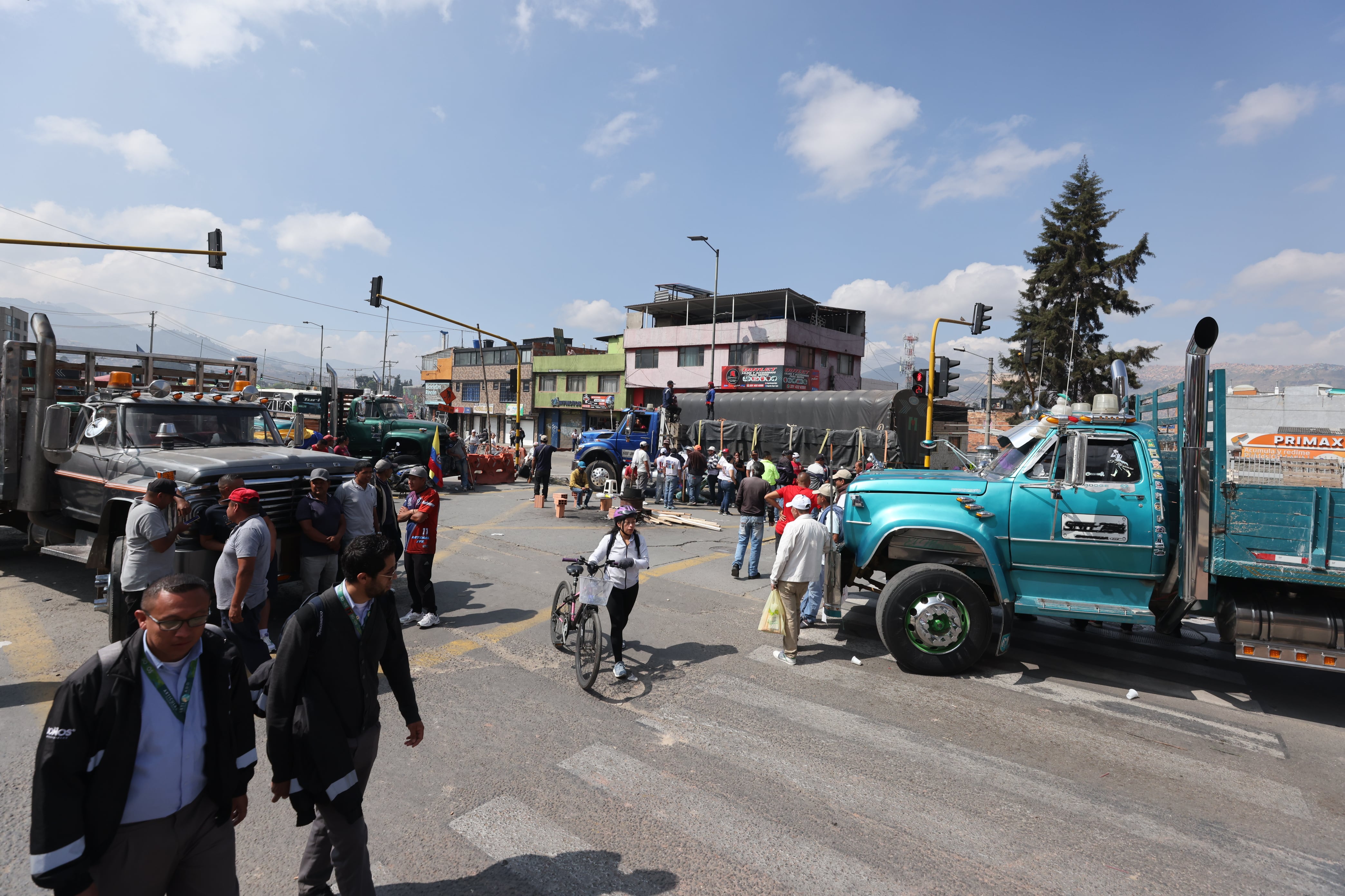 Paro de transportadores y camioneros en Estación molinos de transmilenio y Caravaca con 51 sur