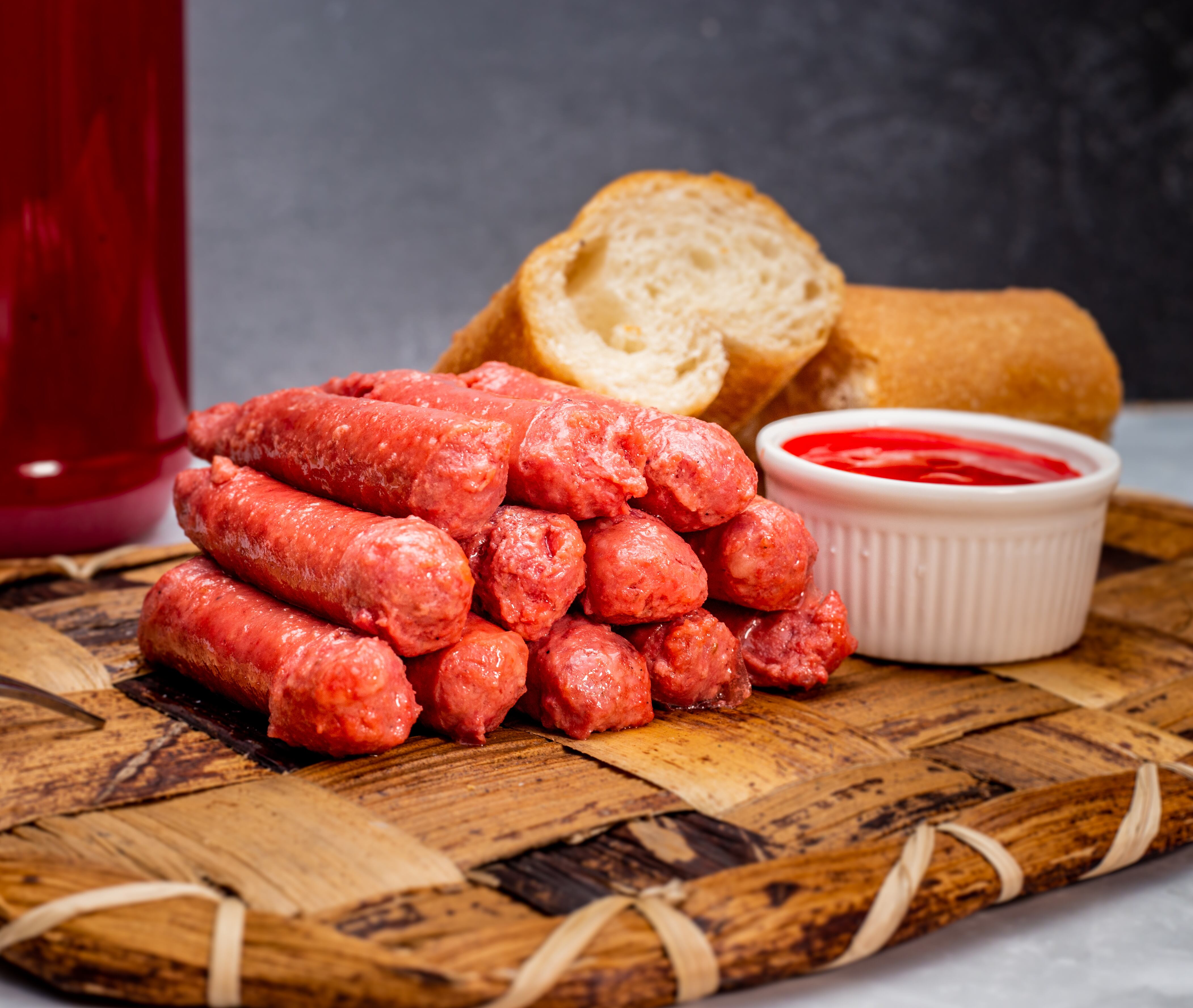 Las salchichas que produce esta compañía bogotana suelen ser vendidas con pan y una salsa especial de la casa.