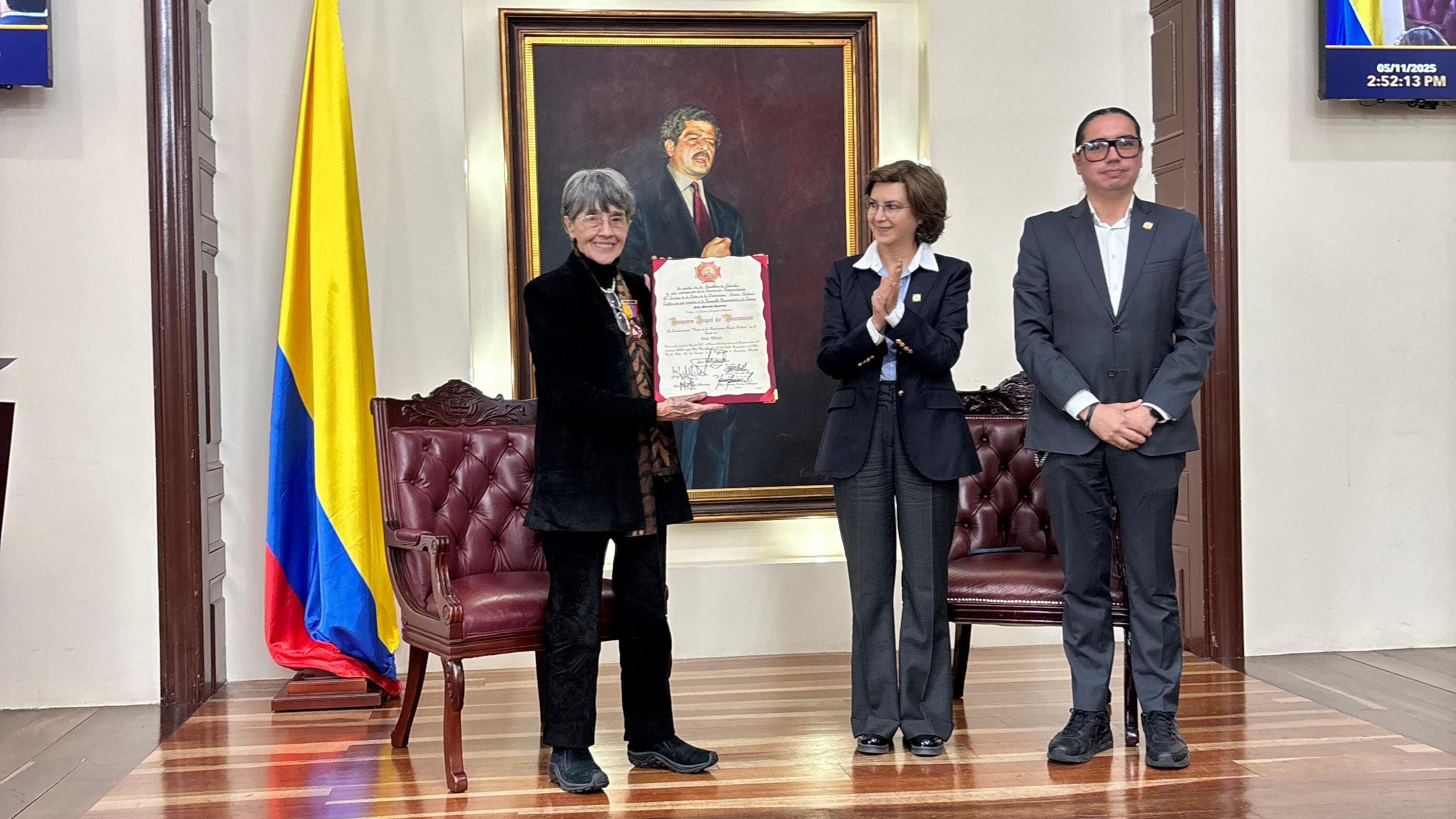 La pianista y compositora Amparo Ángel recibió la Orden de la Democracia Simón Bolívar por su aporte al patrimonio colombiano
