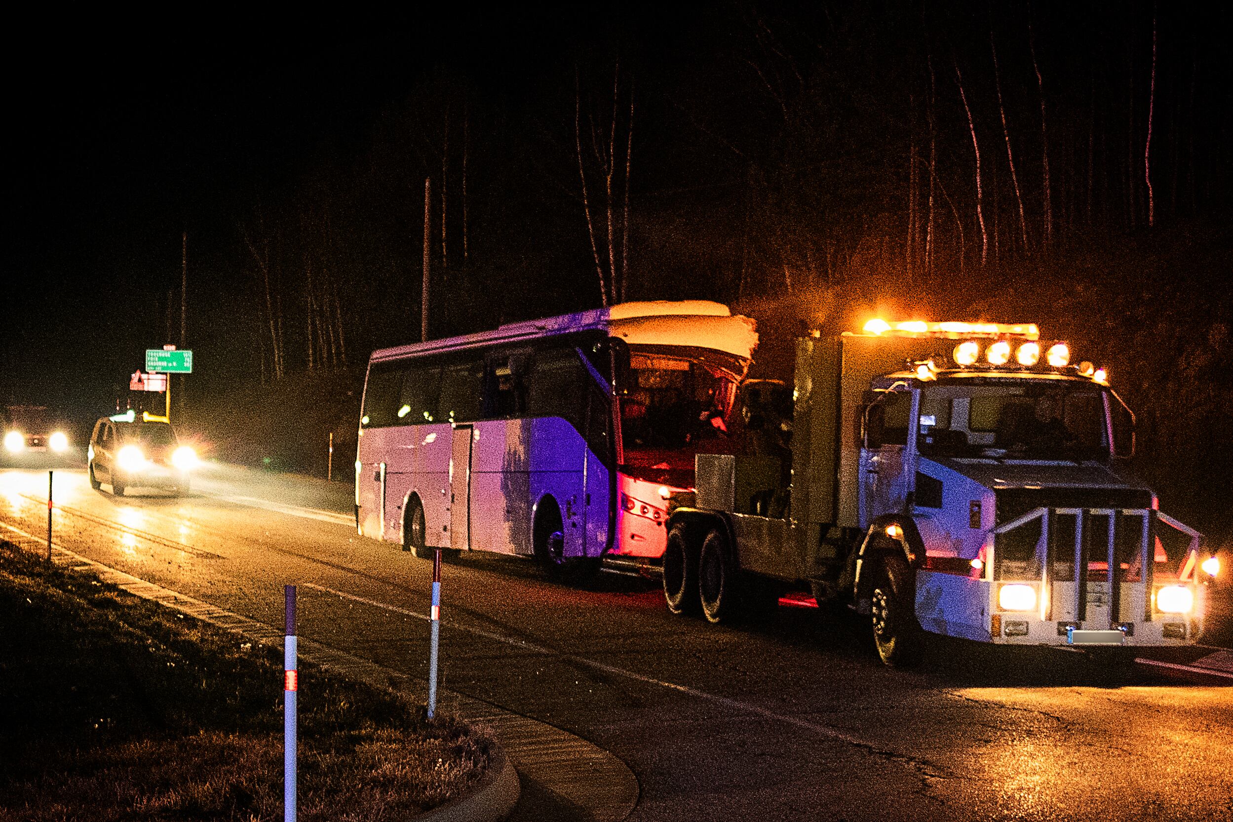 Esta fotografía muestra el autobús español dañado remolcado por un camión en Porte-Puymorens, en el sur de Francia, el 1 de diciembre de 2024, tras su accidente en ruta de Barcelona a Andorra. (Foto por Jean-Christophe MILHET / AFP).