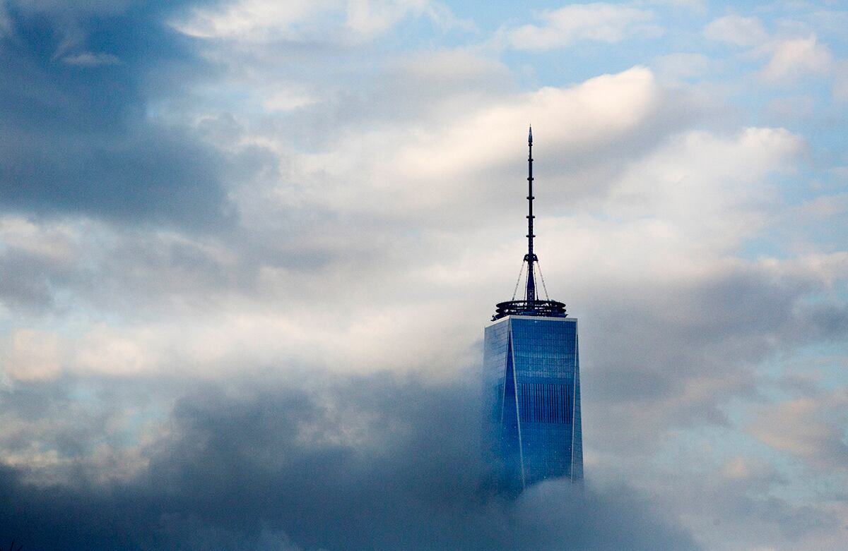 El One World Trade Center permanece en Bajo Manhattan, Nueva York. Los visitantes podrán acceder al último piso desde el próximo 29 de mayo. (AP)