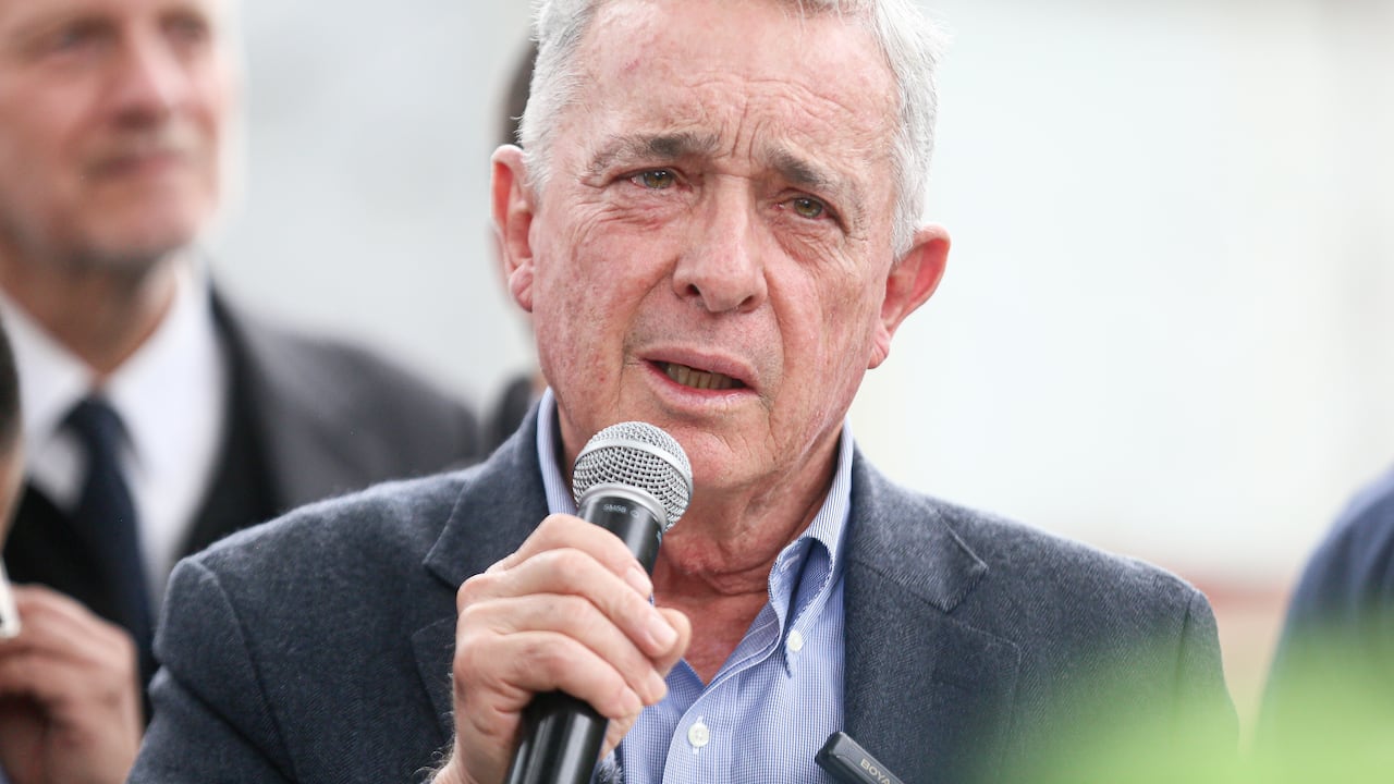 El expresidente Álvaro Uribe Vélez, acompañado del partido Centro Democrático, visitó el lugar en el que el Senador Miguel Uribe Turbay sufrió el atentado que ocasionó su muerte.