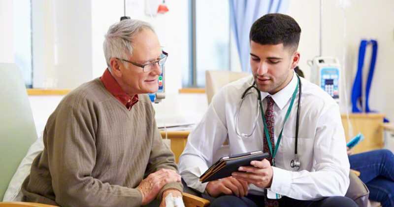 Cuando el cáncer de colon se detecta a tiempo, las posibilidades de sobrevivir aumentan, pero cuando se diagnostica tarde, como sucede con muchos pacientes, la expectativa de vida no es mayor a cinco años.Foto: © Monkey Business Images/Corbis