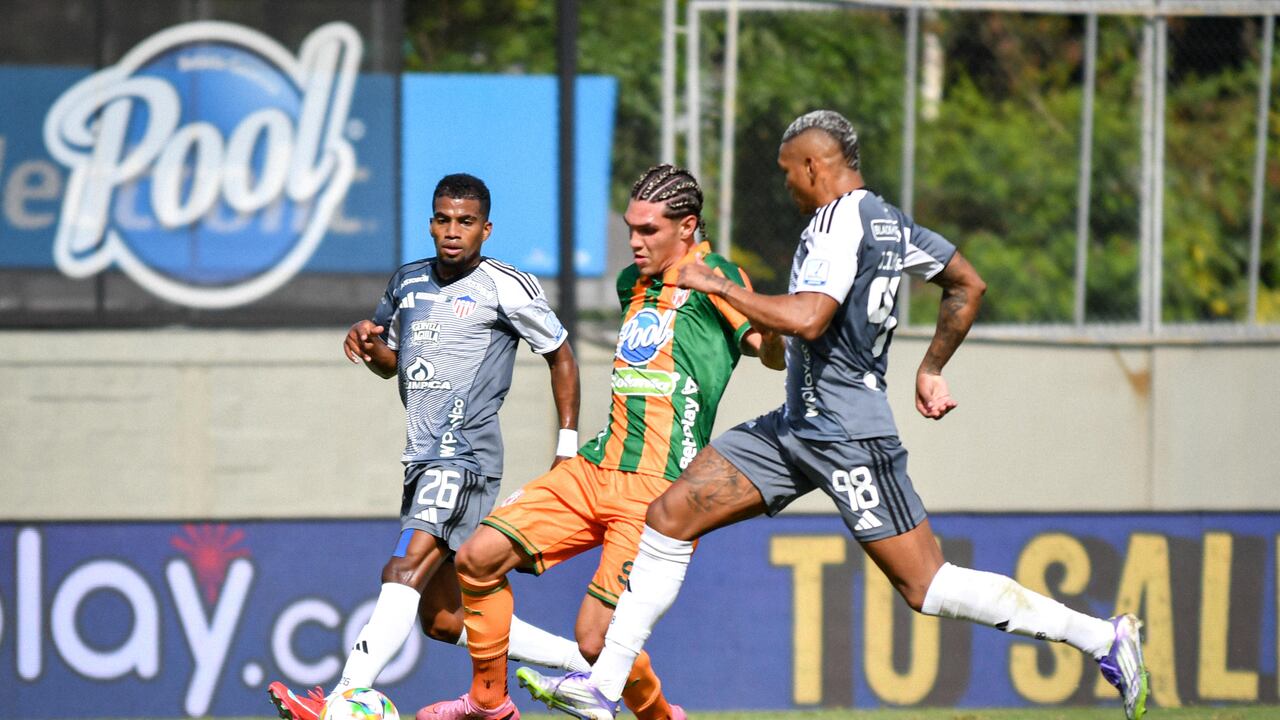 Santiago Londoño abrió el marcador para Envigado ante Junior de Barranquilla.