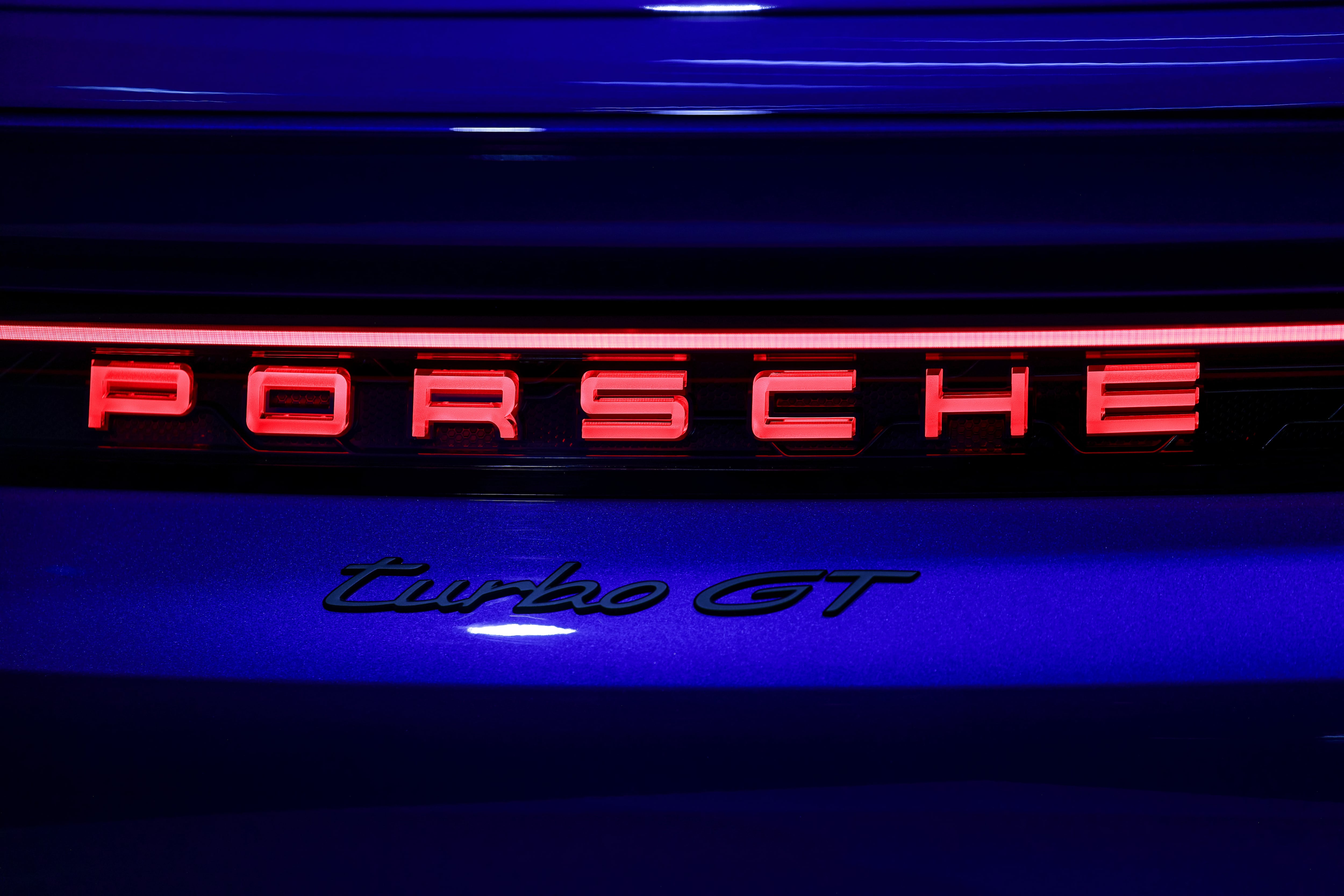 El dueño de Facebook, Marck Zockerberg, pagó para que convirtieran una Porsche Cayenne Turbo GT en una minivan.