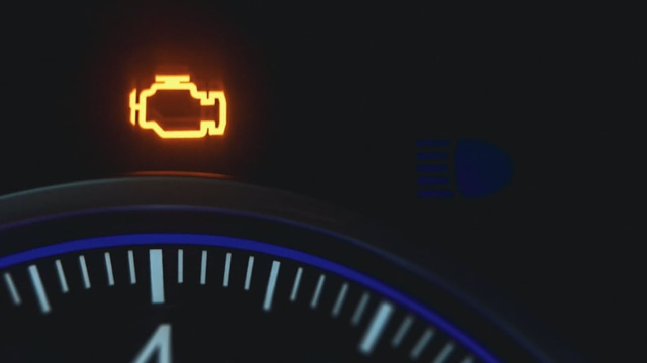 La luz de Check Engine alerta sobre posibles fallas en el motor, el sistema de combustible o el escape.