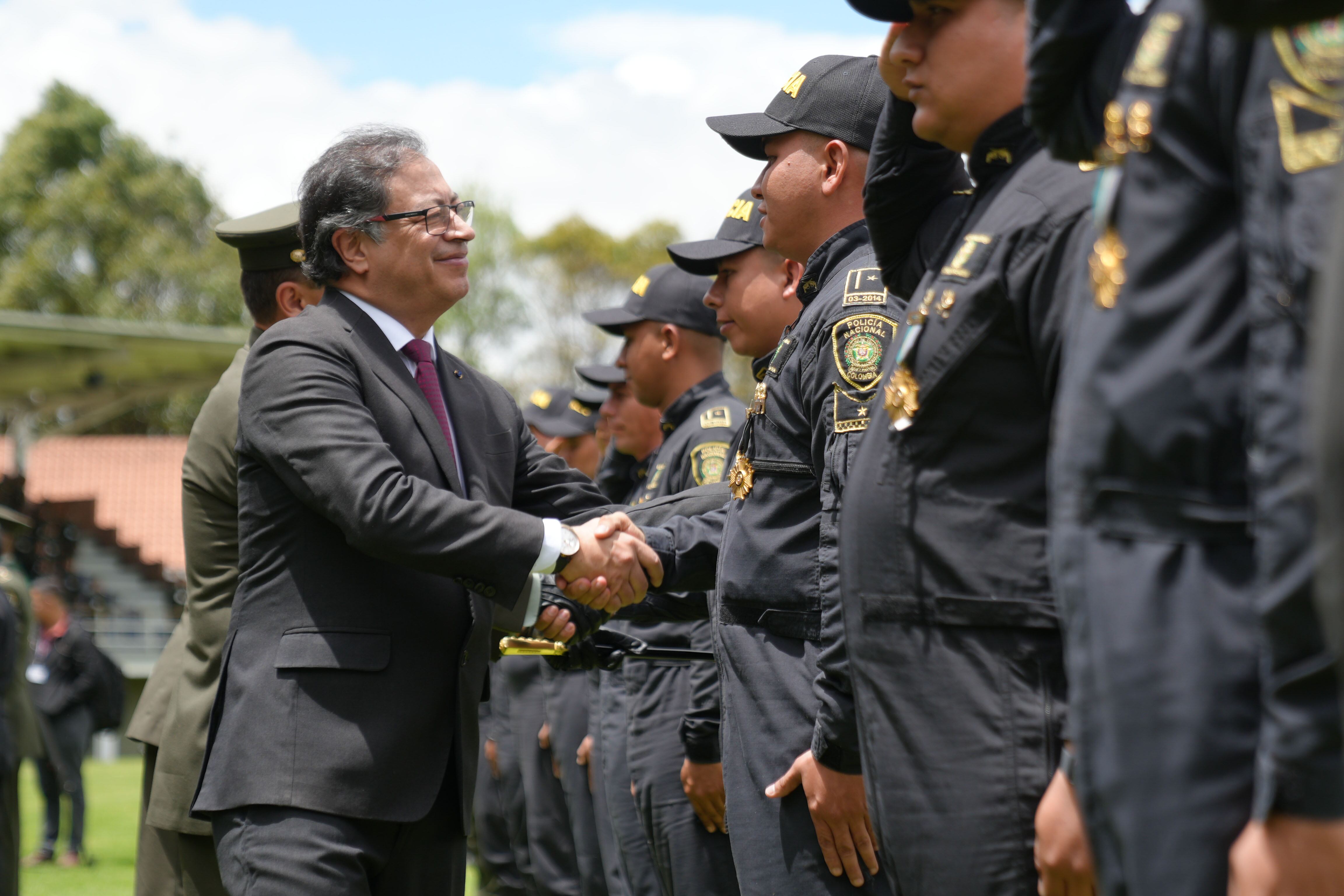 Condecoración miembros de la policía y el ejercito