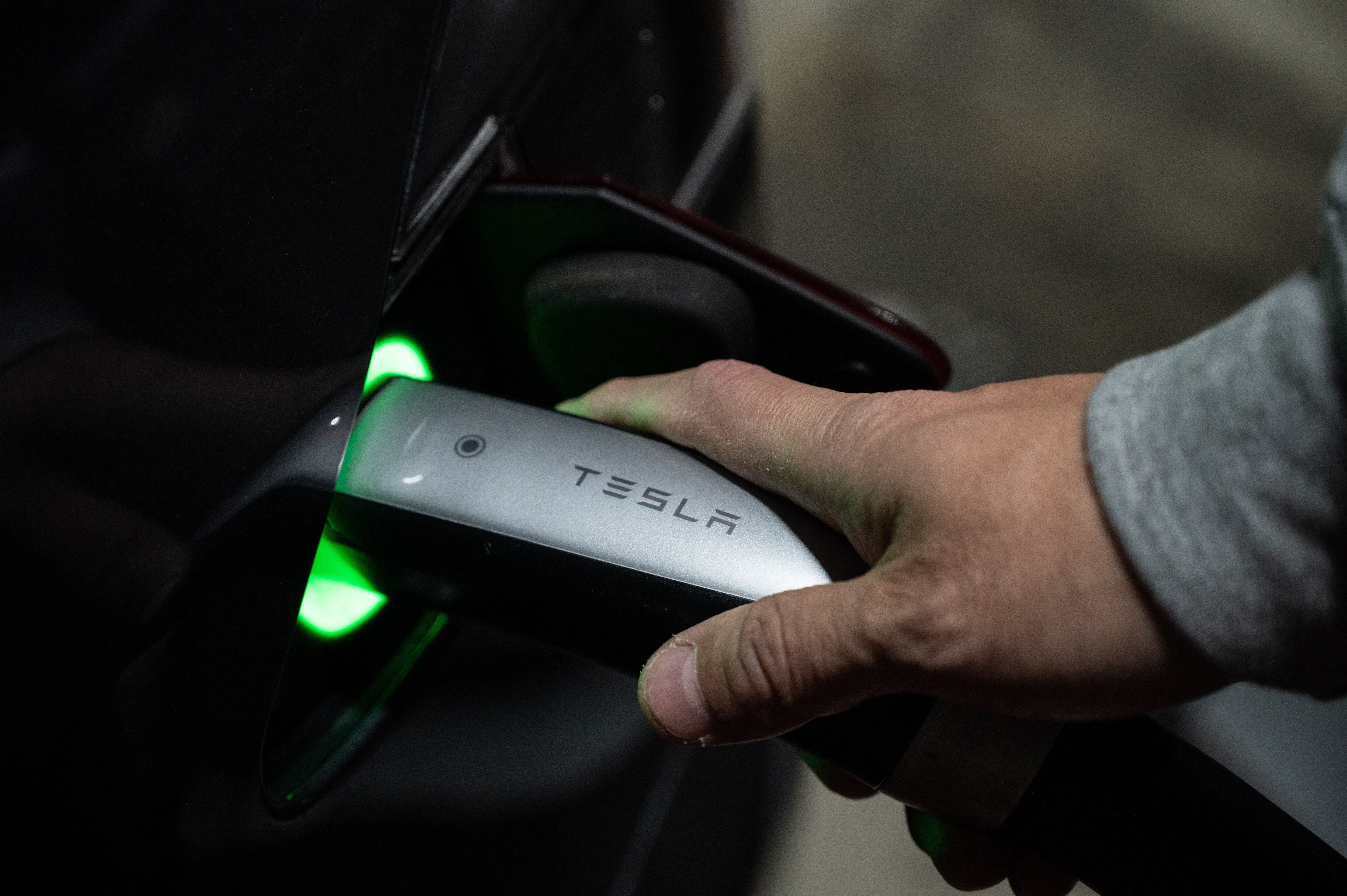 Tesla produjo 440.808 vehículos en el primer trimestre del año, 44 % más que un año antes. (Photo by Yuichi YAMAZAKI / AFP) / TO GO WITH Japan-automobile-climate-energy,FOCUS by Etienne BALMER