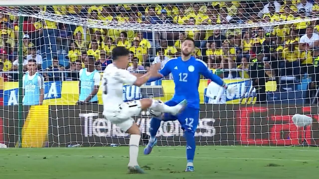 Camilo Vargas vio la roja a los 87 minutos.