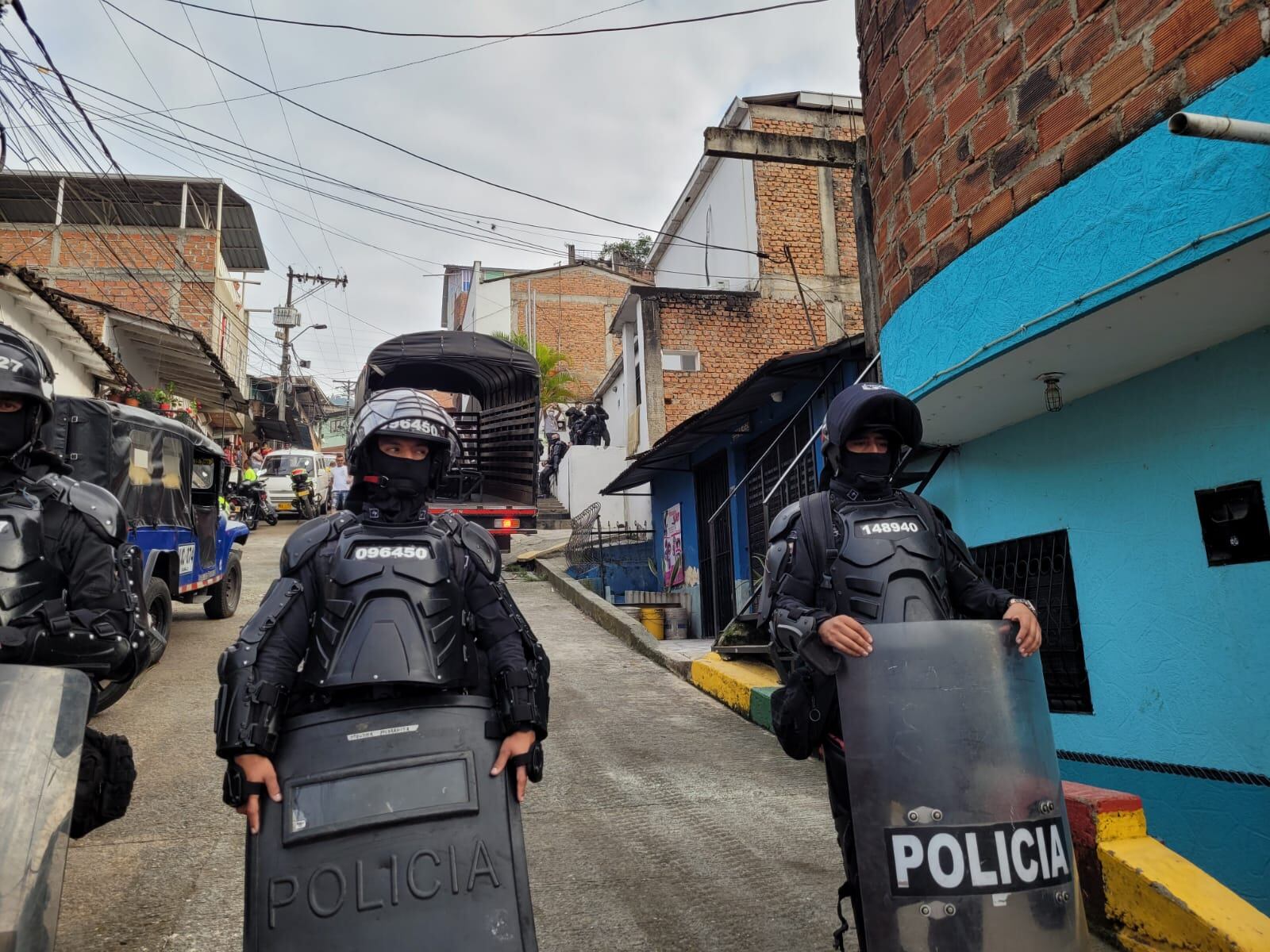 La estación de La Sultana está custodiada por varios uniformados.