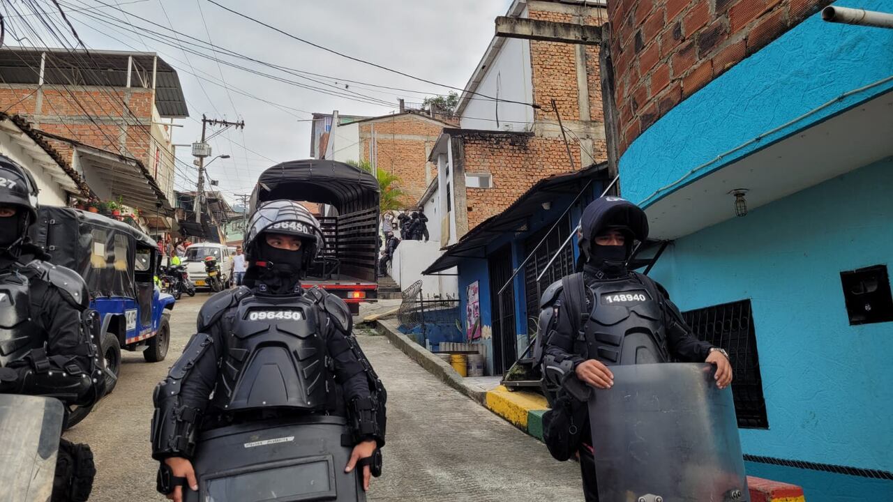 La estación de La Sultana está custodiada por varios uniformados.