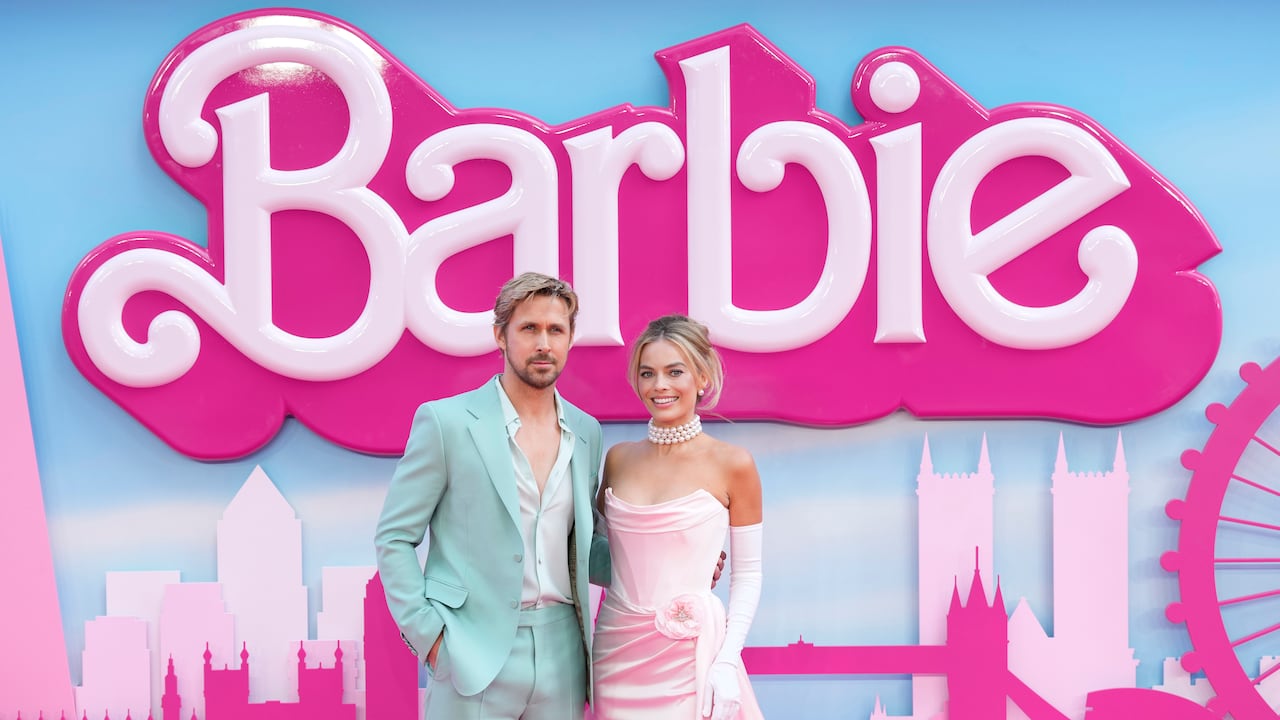 En esta imagen de archivo, Ryan Gosling (izquierda) y Margot Robbie posan para los fotógrafos a su llegada al estreno de la película "Barbie" en Londres, el 12 de julio de 2023. (Scott Garfitt/Invision/AP, archivo)