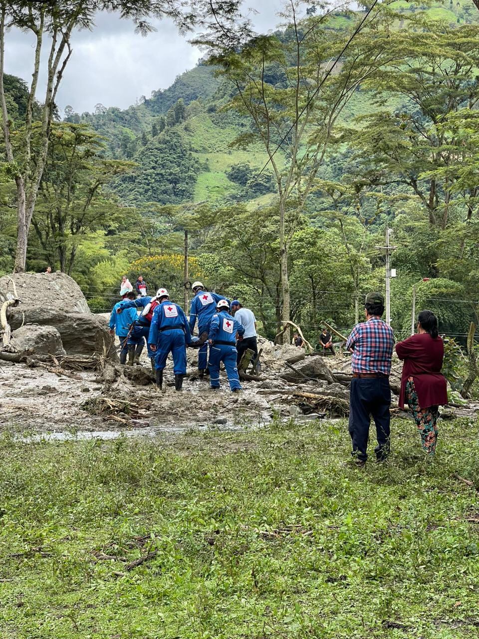 Situación crítica en El Cañón del Combeima: Lluvias torrenciales desatan desbordamientos y derrumbes masivos.