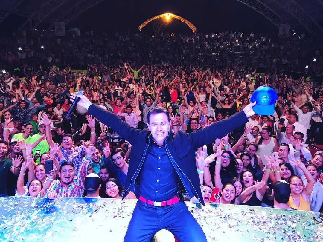 Jhonny Rivera sorprende con su joven pareja