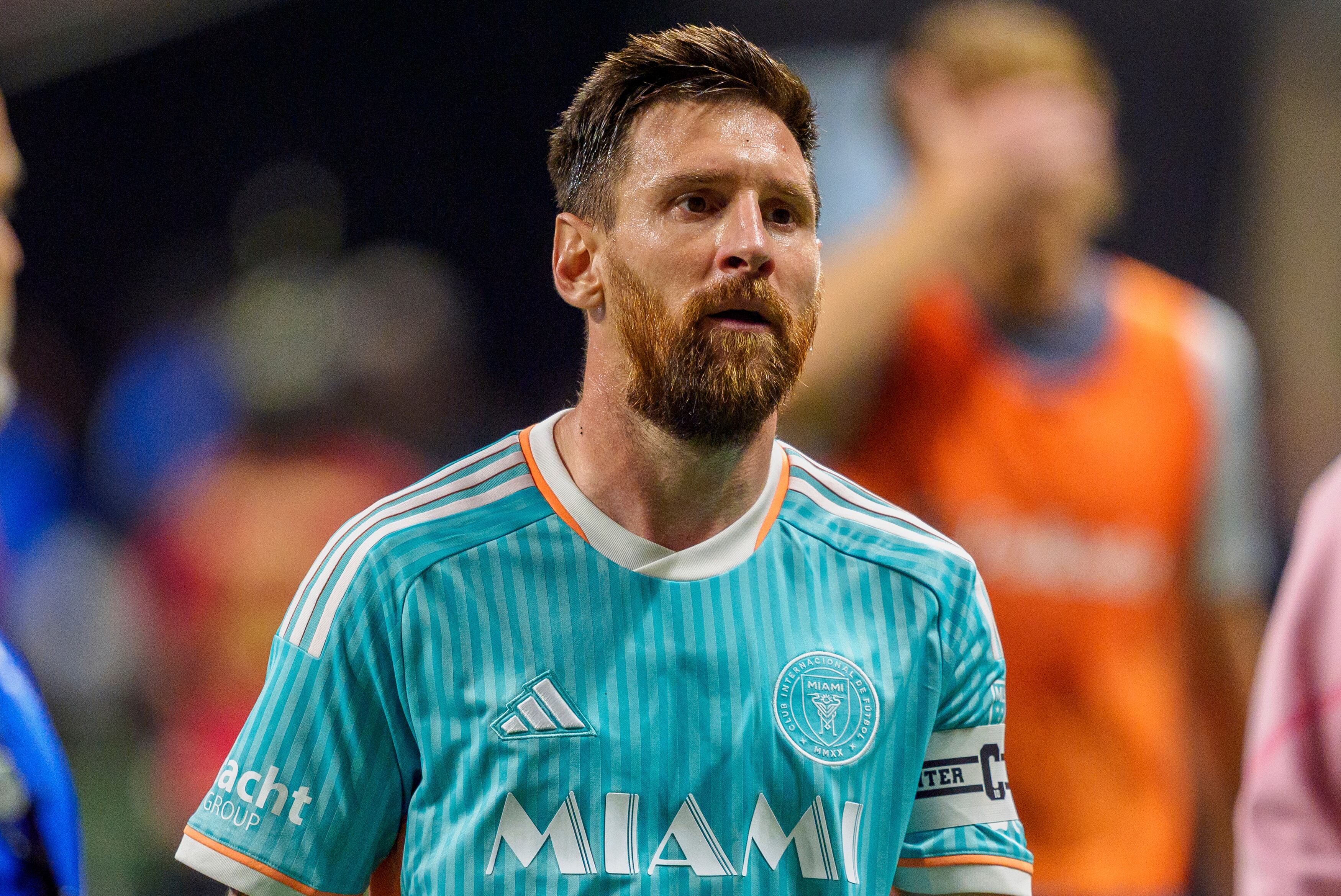 El argentino Lionel Messi, del Inter Miami, abandona la cancha tras la derrota ante el Atlanta United en un partido de playoffs realizado el sábado 2 de noviembre de 2024 (AP Foto/Jason Allen)