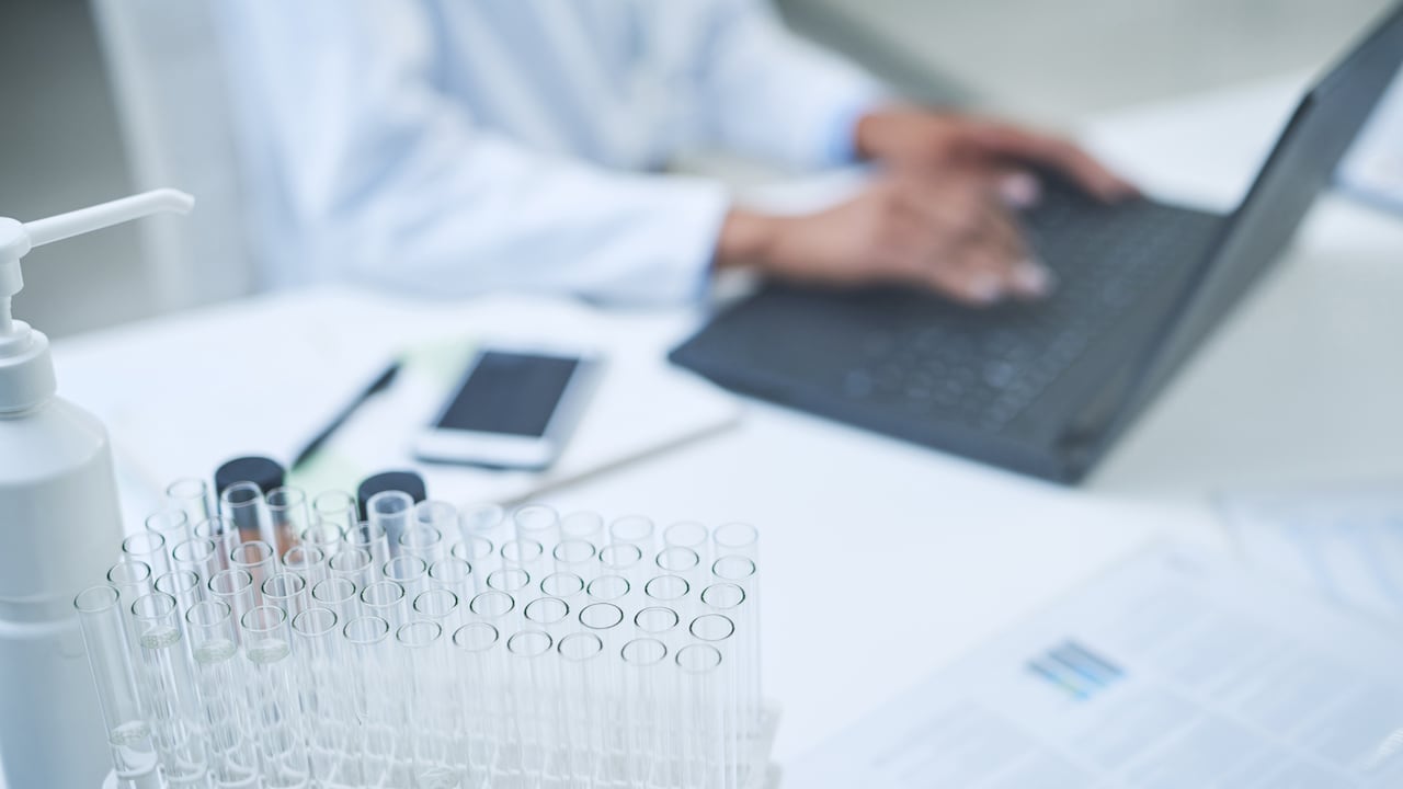 Las vacunas de Pfizer y Moderna requieren dos dosis para completar el esquema de vacunación, aunque en el mundo ya está tomando fuerza la necesidad de aplicar una tercera dosis de refuerzo después de transcurridos ocho meses desde la segunda inyección.