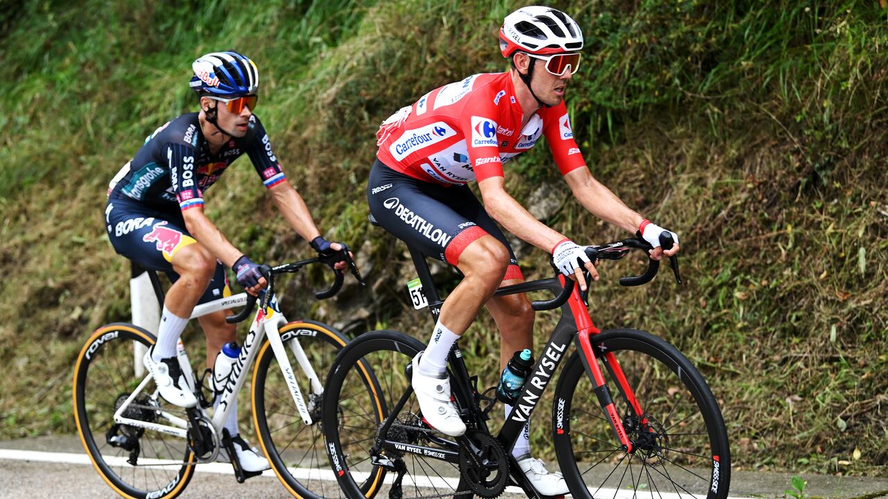 Primoz Roglic 'a rueda' de Ben O'connor: la pelea por el liderato de La Vuelta a España 2024 es vibrante.