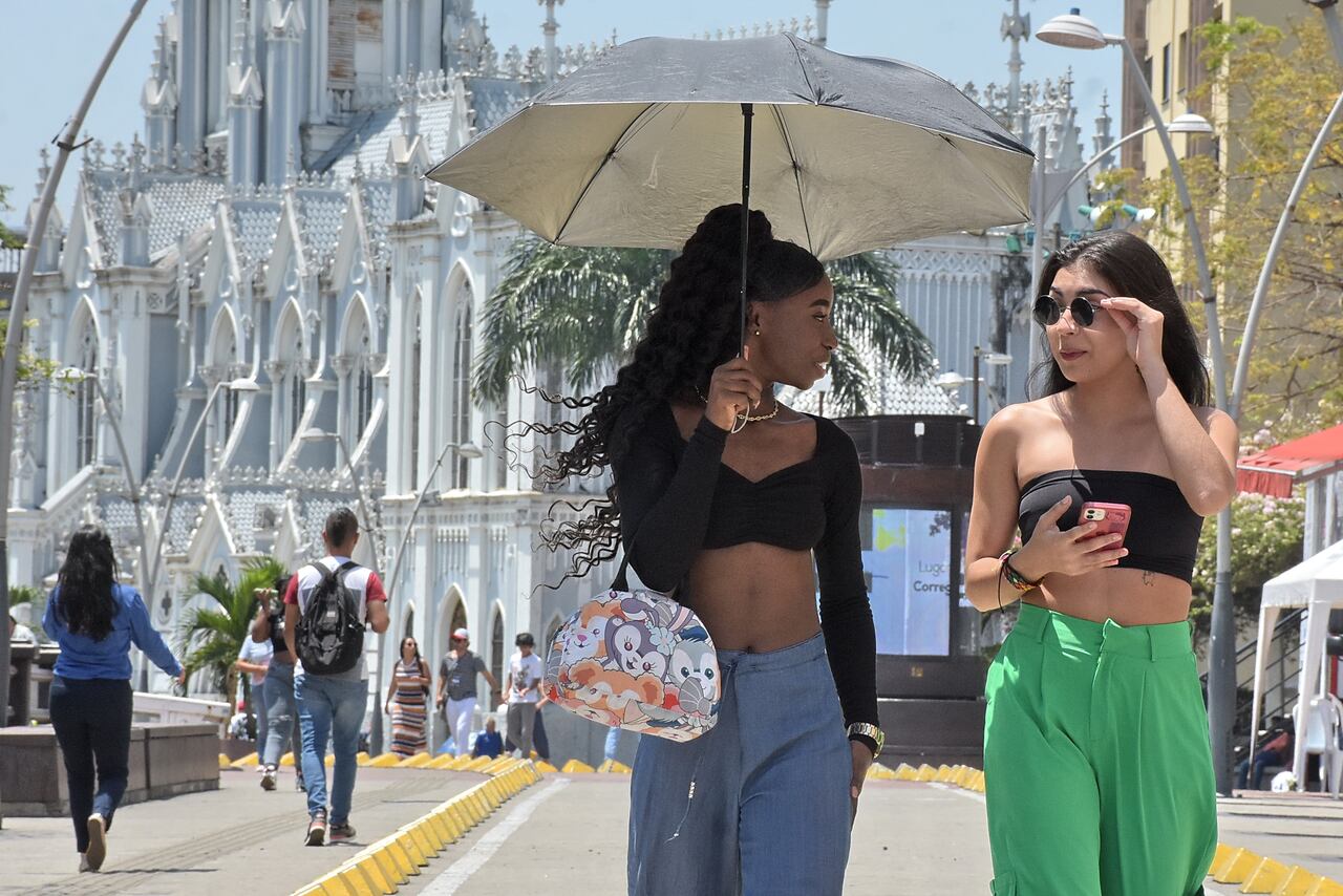 Santiago de Cali amaneció hoy con temperaturas aproximadas a los 34 Grados, esto debido al fenómeno del niño y los caleños se las ingenian para protegerse del inclemente sol que por estos días golpea a la ciudad.