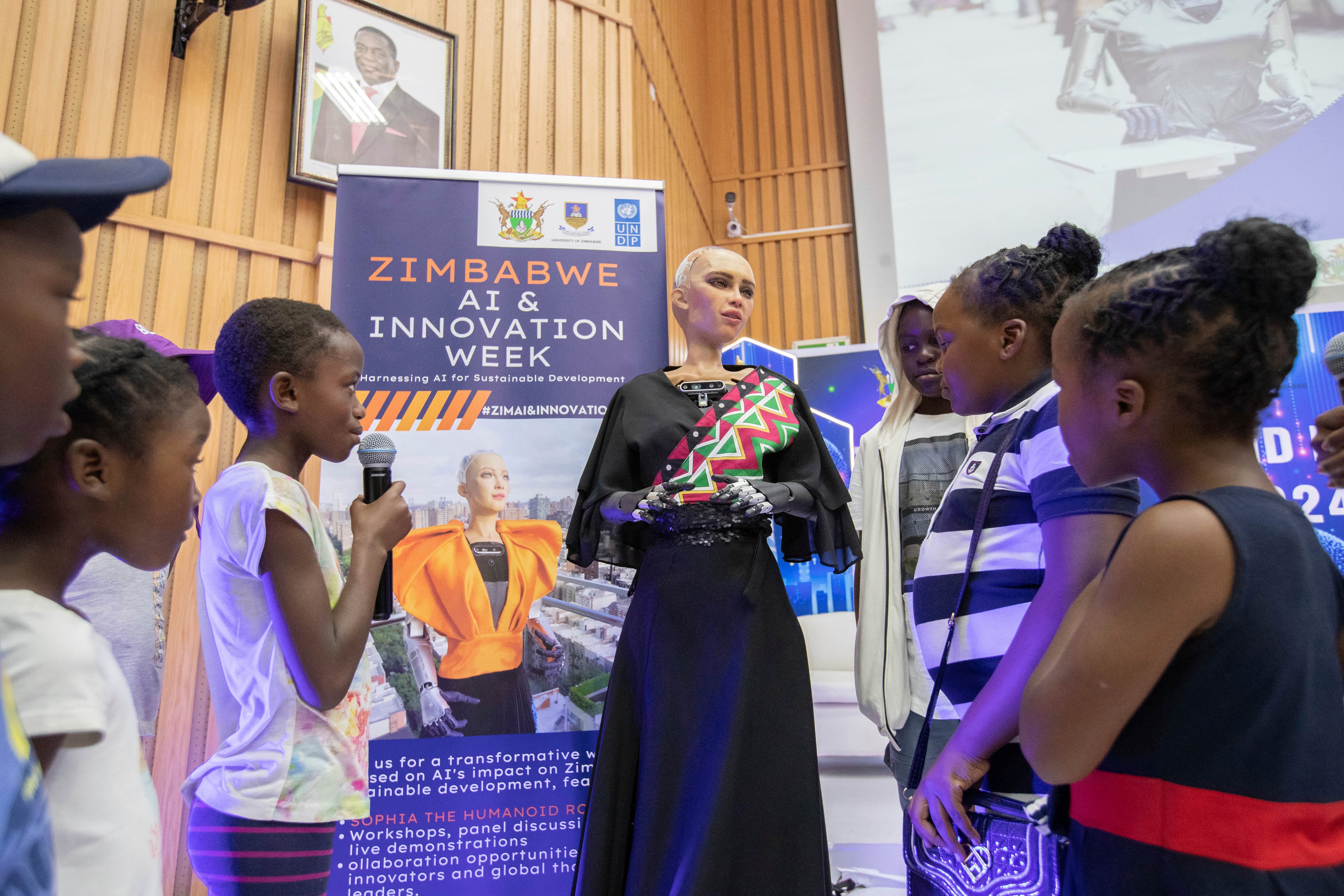Sophia cautivó a Zimbabue al mostrar el poder de la inteligencia artificial y la innovación tecnológica en la feria de Harare.