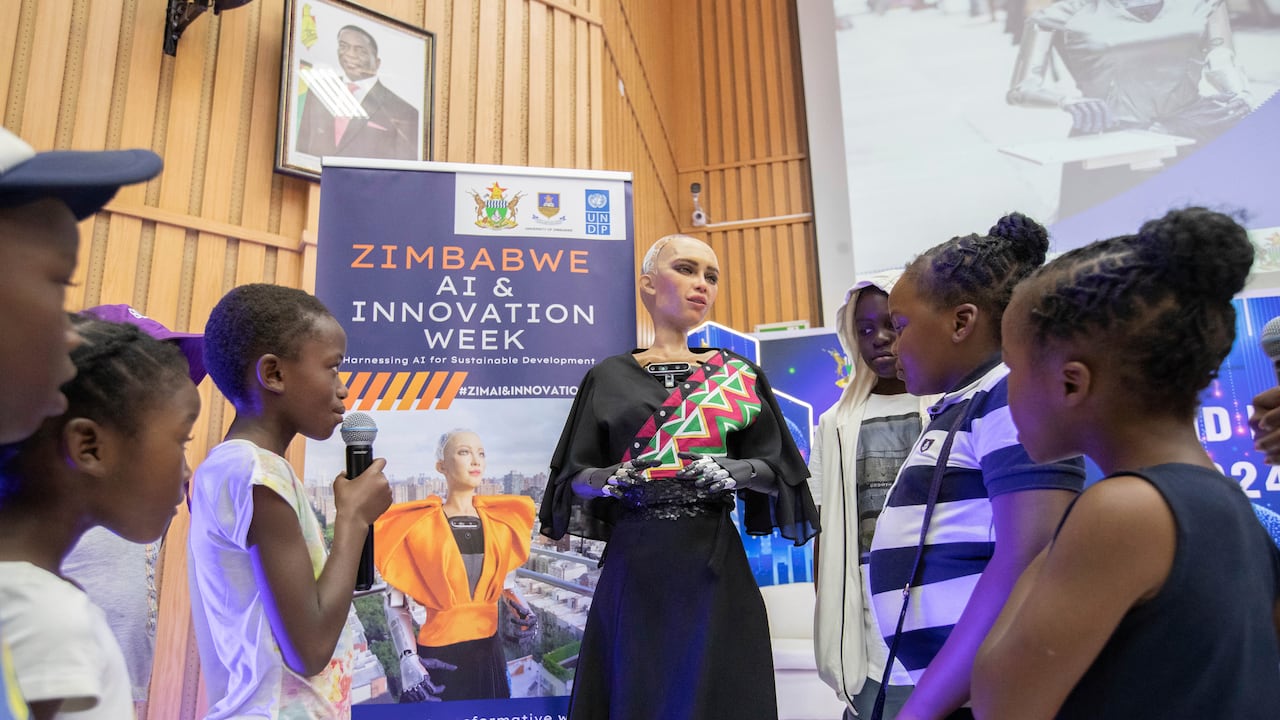Sophia, el robot humanoide, responde preguntas de niños en la Universidad de Zimbabue, en Harare.