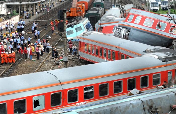 Lunes, 29 de junio de 2009. Choque de dos trenes en la estación del ferrocaril en Chenzhou, China del Sur. En el accidente murieron varios pasajeros, se destruyeron varios carros que pasaban por la zona y casa del sector. AP