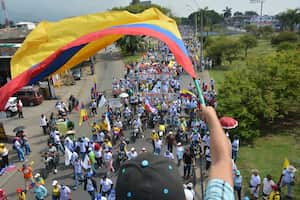 Este miércoles 1 de mayo se conmemora el Día Internacional del Trabajo en Colombia, por medio de una jornada en la que es habitual que los trabajadores, sindicatos y centrales obreras salgan a las calles de las principales ciudades del país como Cali. El gobierno del presidente Gustavo Petro ha aprovechado esta ocasión para convocar manifestaciones que demuestren apoyo hacia su administración y todas las reformas sociales que viene adelantando en el Congreso