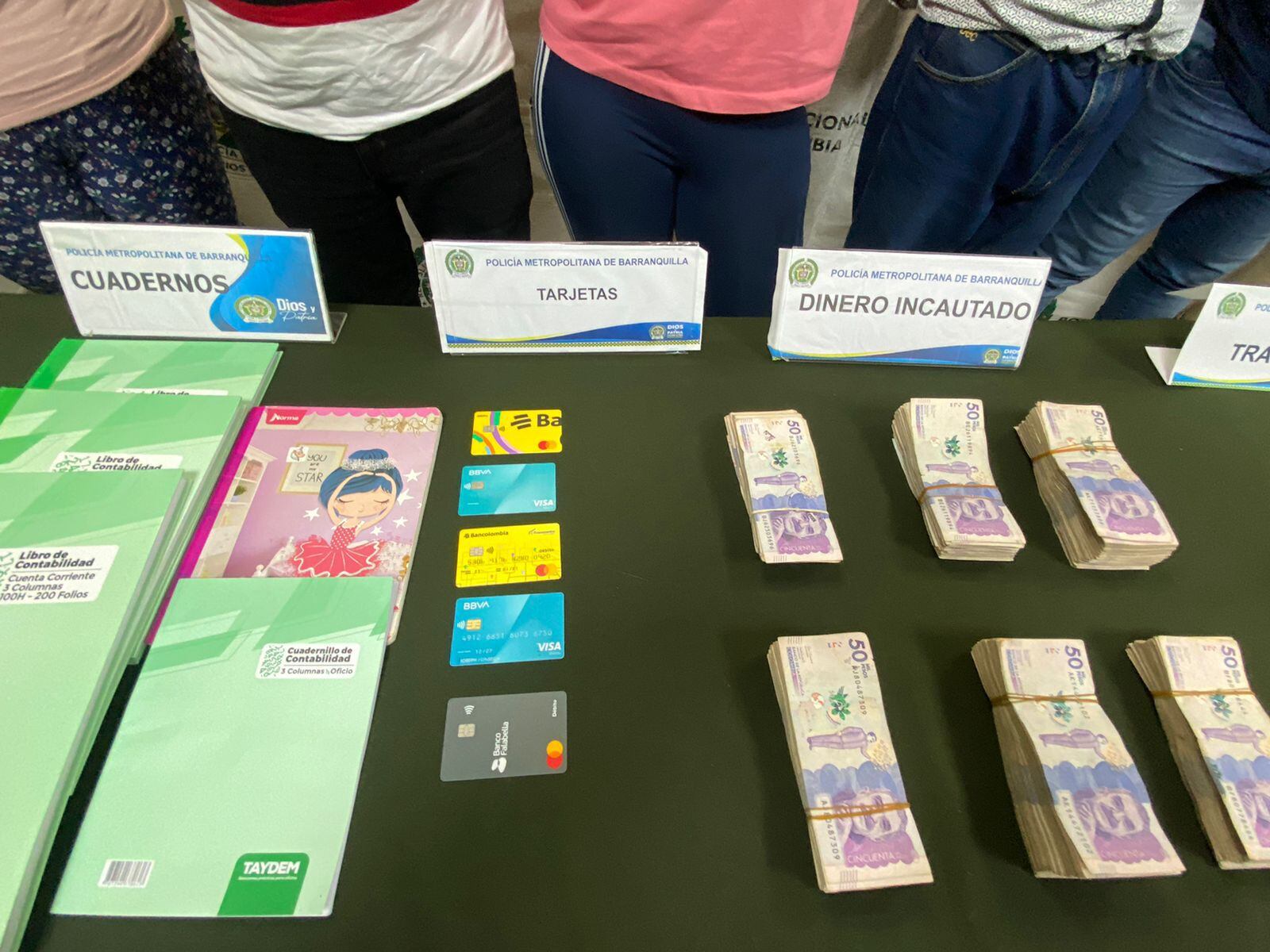 Elementos y dinero incautado en medio de los operativos.