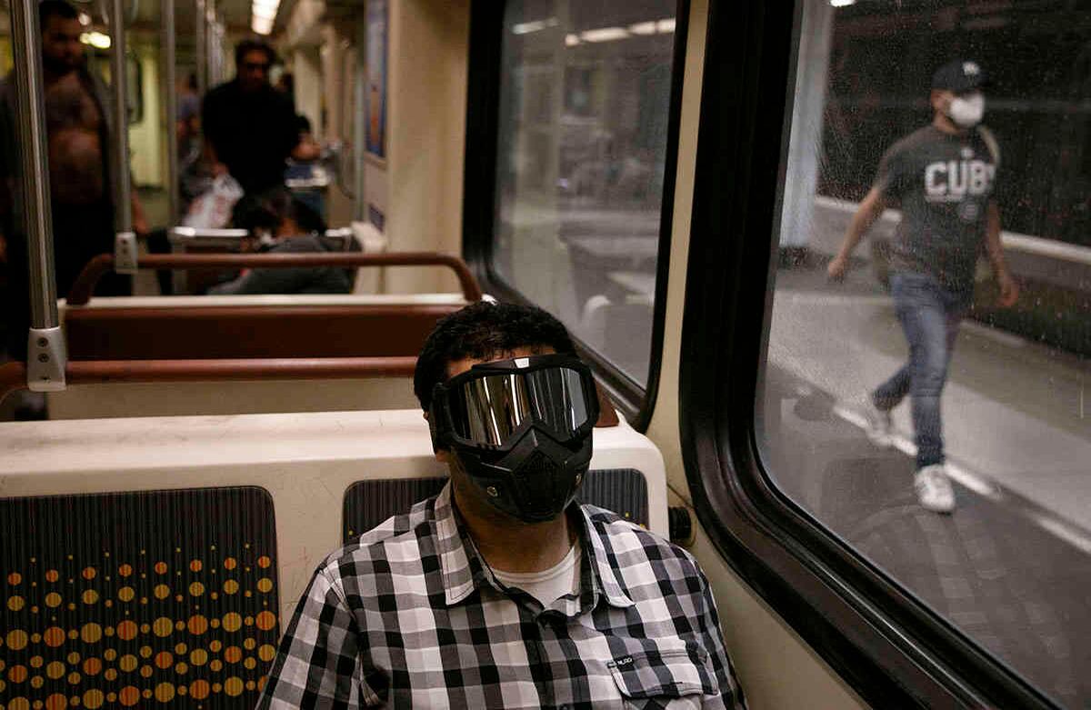 Ehab Hassanin usa una máscara facial protectora mientras viaja en un tren de Metro Rail el lunes 6 de julio de 2020 en Los Ángeles durante la pandemia de coronavirus. (Foto AP / Jae C. Hong)