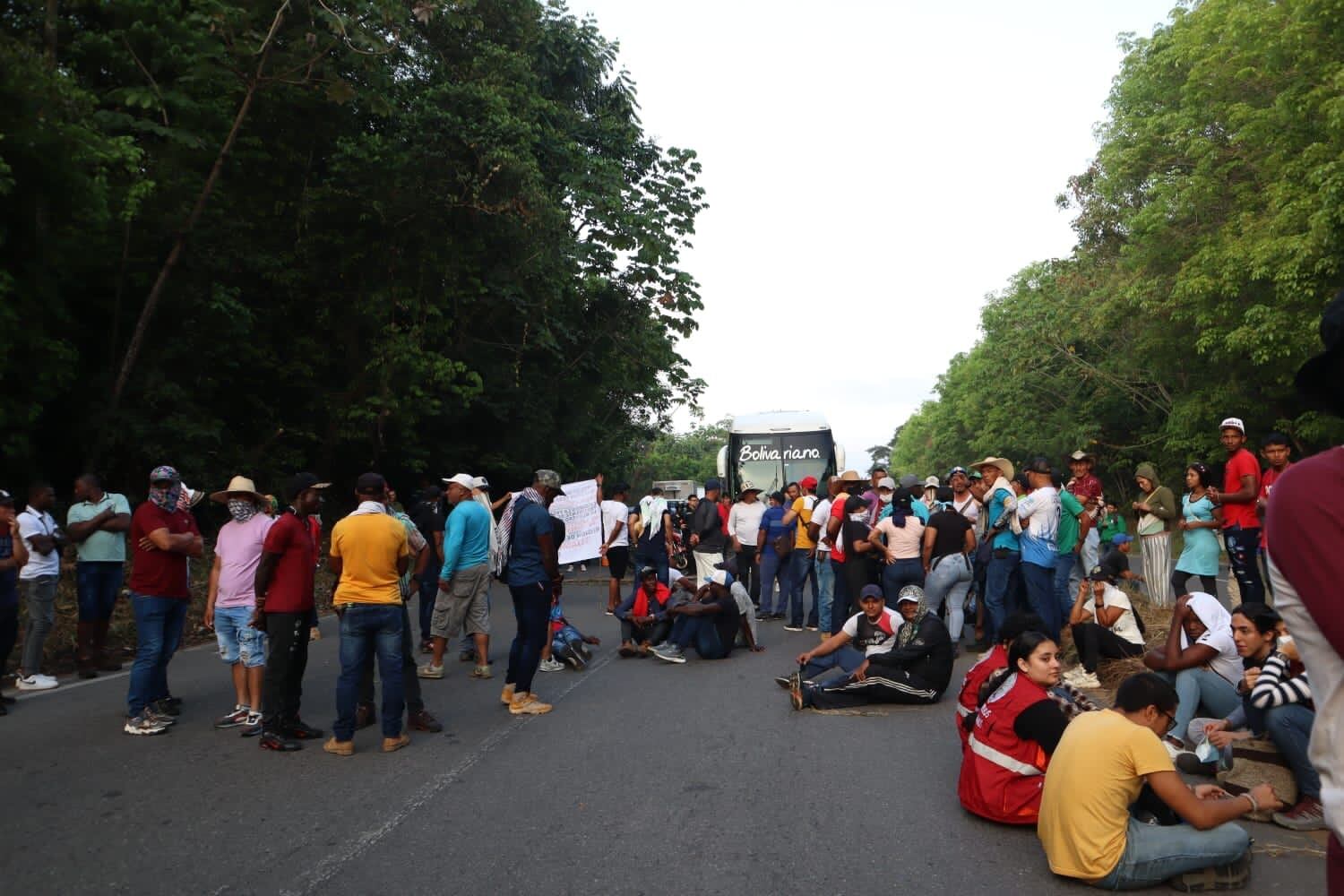 Miles de personas protestan.