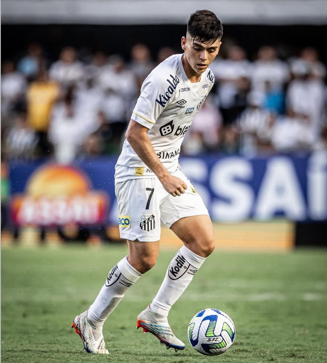 Daniel Ruíz con los colores del Santos de Brasil.