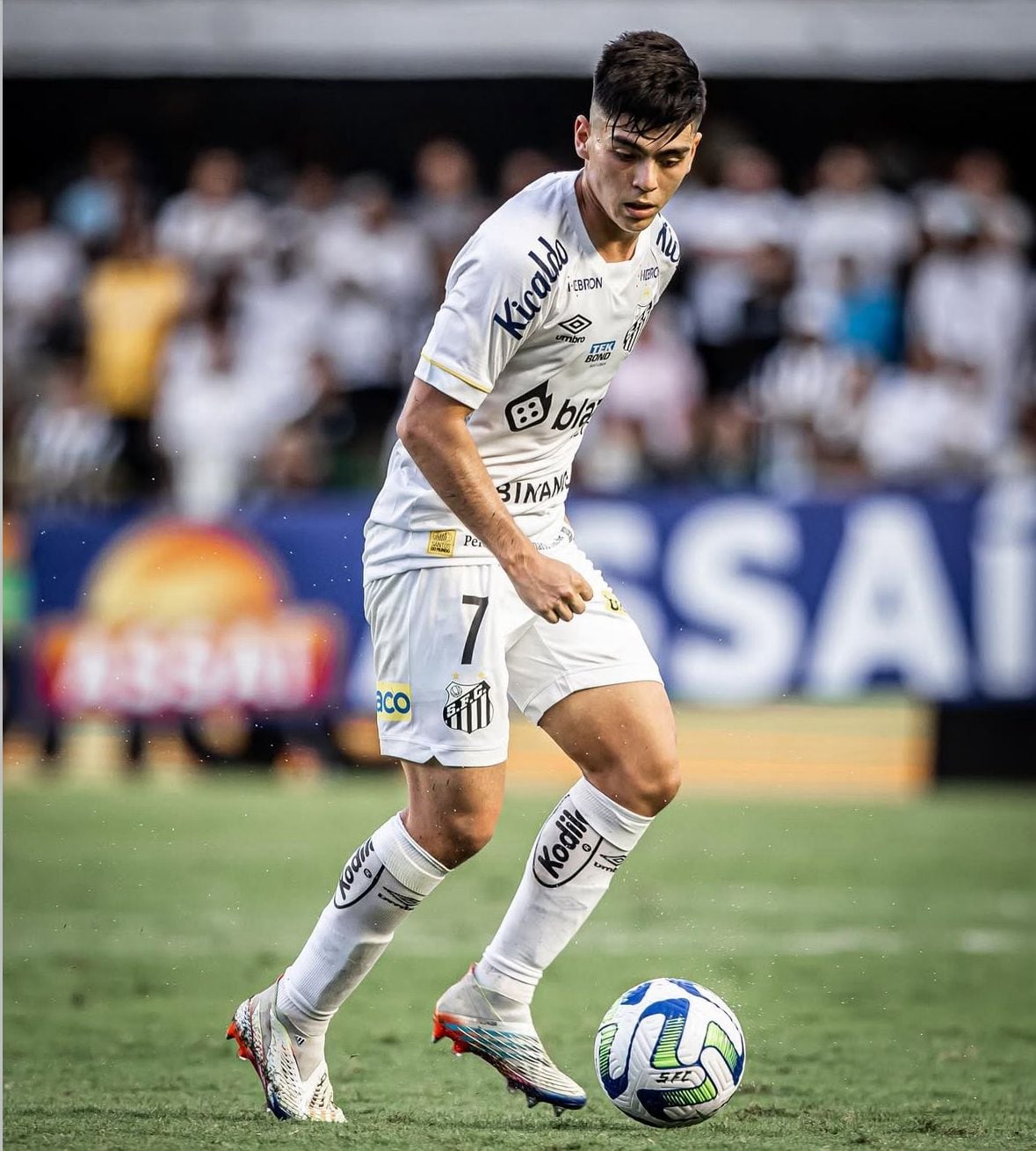 Daniel Ruíz con los colores del Santos de Brasil.