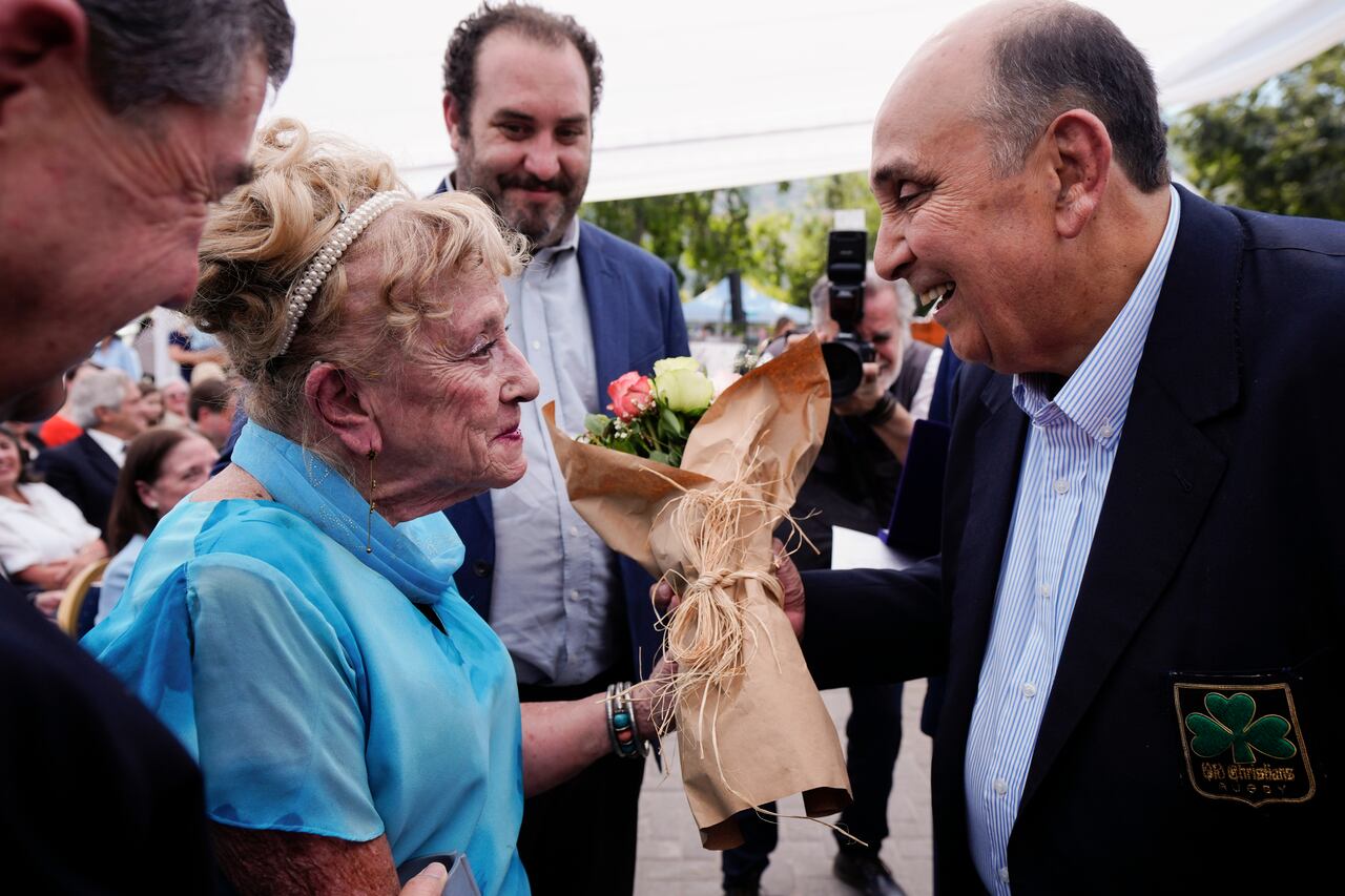 Antonio Vizintin, a la derecha, sobreviviente del accidente de avión de octubre de 1972