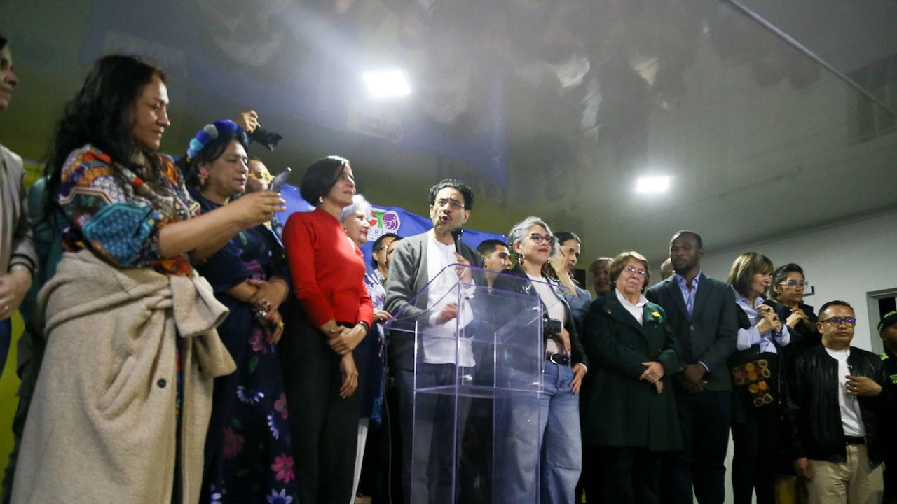 Bogotá. Octubre 26 de 2025. Ivan Cepeda celebra junto a sus simpatizantes, tras haber sido seleccionado como el candidato oficial del Pacto Histórico para las elecciones presidenciales del 2026.
