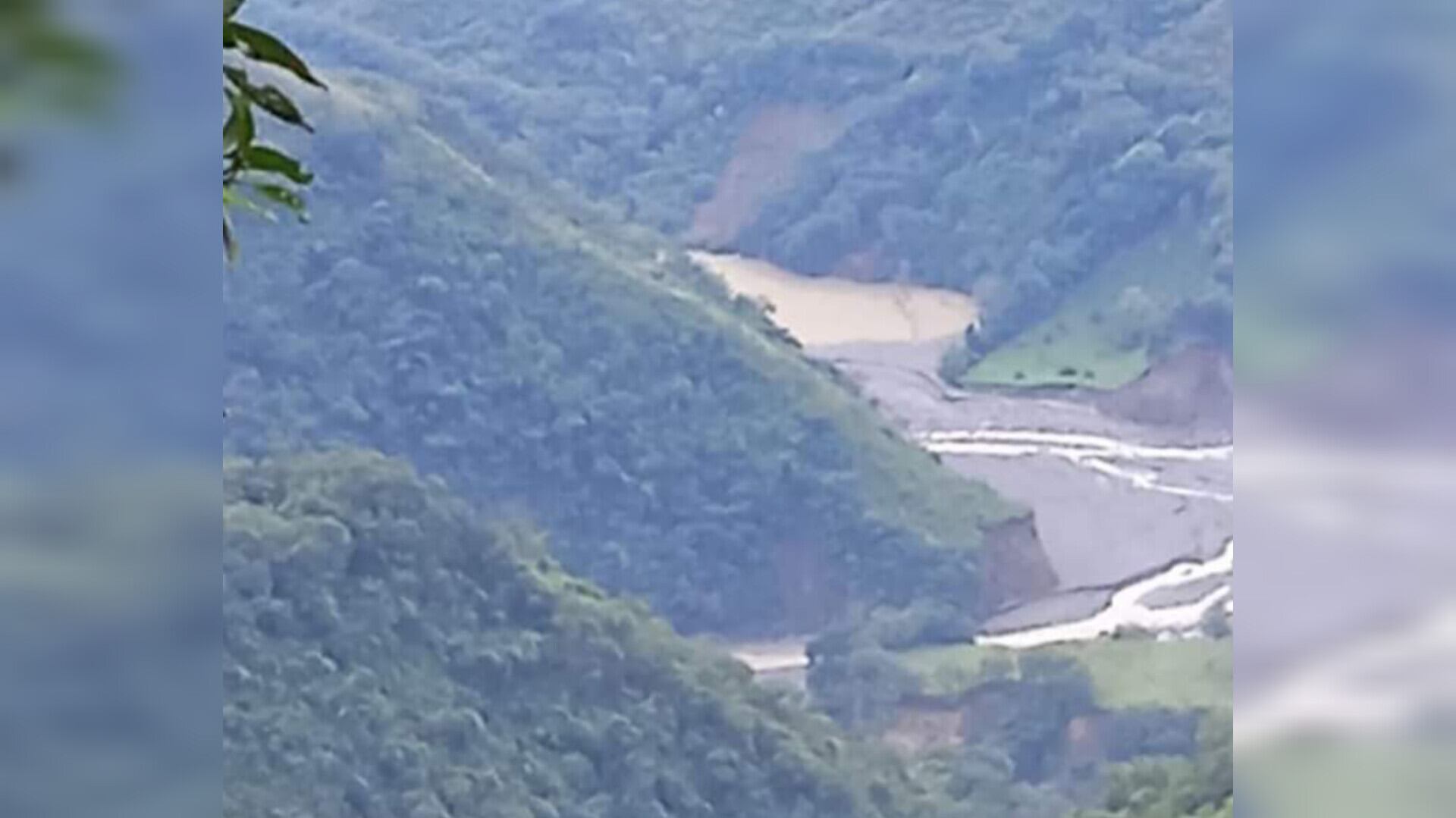 Movimiento en masa sobre río Pozo en La Merced, Caldas, podría afectar a comunidad; autoridades ordenarían evacuación en la zona.