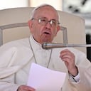 El papa Francisco tuvo que dar su tradicional sermón sentado, debido a problemas de salud