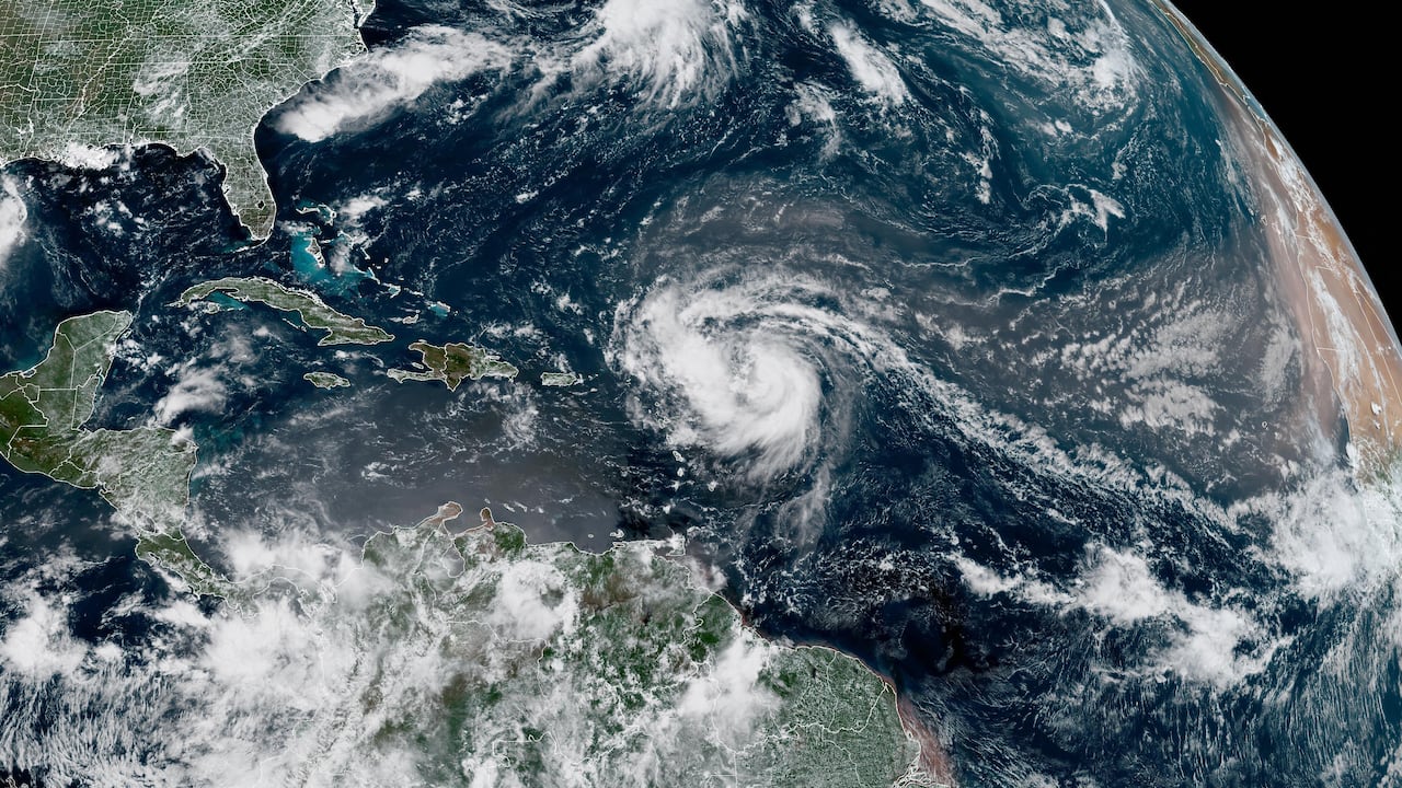 Imagen satelital, proporcionada por la Administración Nacional Oceánica y Atmosférica (NOAA), muestra la formación del huracán Erin en el océano Atlántico.
