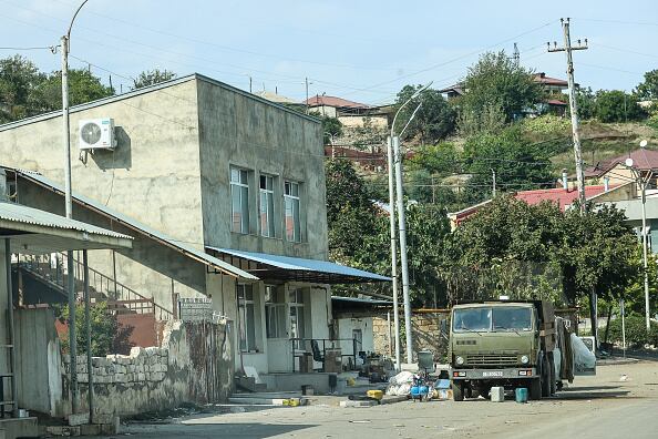 Después de tres décadas de control armenio, las autoridades separatistas acordaron desarmar, disolver su gobierno y reintegrarse a Azerbaiyán tras la operación militar de un día de duración de Bakú a finales de septiembre. (Foto de Aziz Karimov/Getty Images)