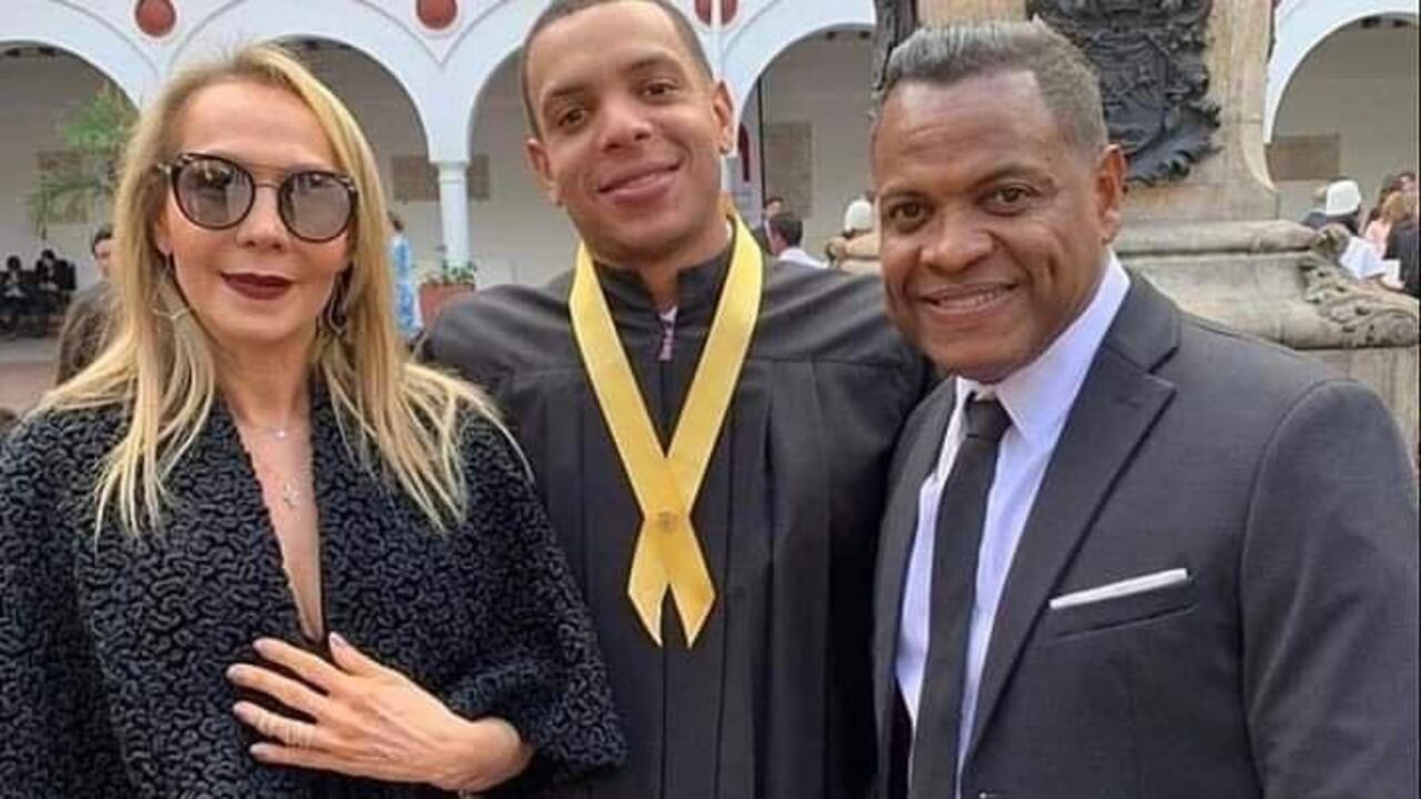 A la izquierda, Liliana Carrillo, exesposa del cantante y acordeonero Omar Geles.