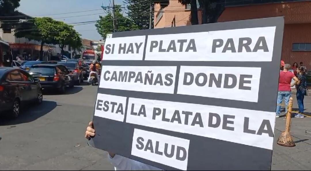 Docentes adelantan un plantón a las afueras de la Clínica Rey David este miércoles, 30 de agosto.