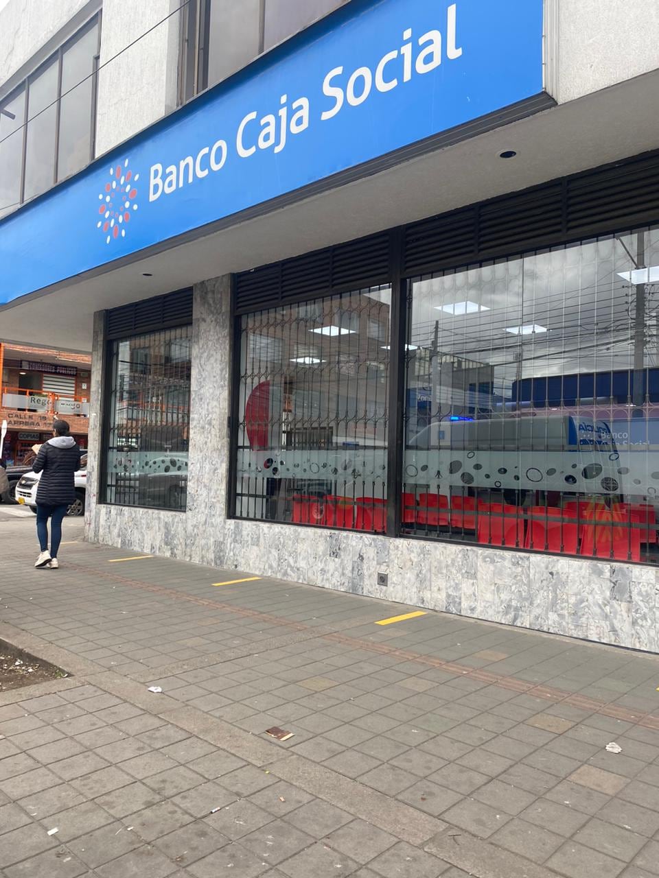 A plena luz del día, hombres armados, intimidaron a los taquilleros que atendían el banco.