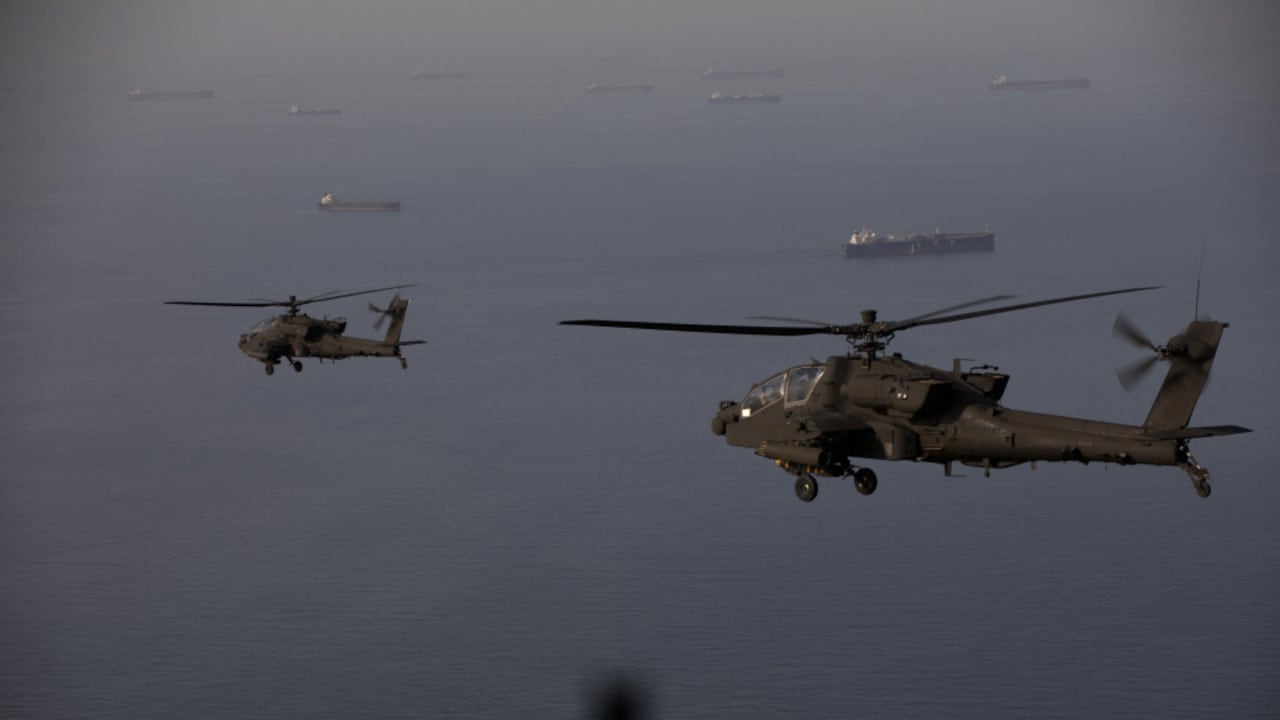 Esta fotografía, difundida por el Comando Central de Estados Unidos a través de su cuenta X (@CENTCOM) el 18 de abril de 2026, muestra helicópteros AH-64 Apache sobrevolando el estrecho de Ormuz durante una patrulla el 17 de abril de 2026.