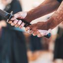 El hombre habría asesinado a su hermana y madre con las espada y luego escapó.