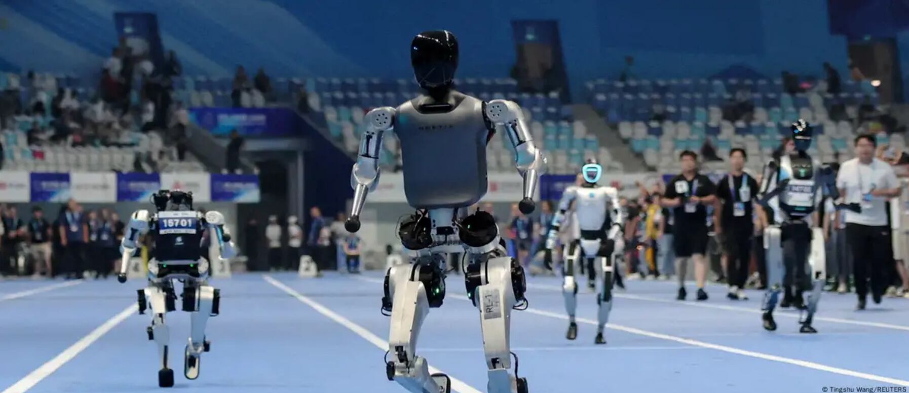 Robots con apariencia humana compitieron en atletismo y baloncesto durante la primera edición del evento.