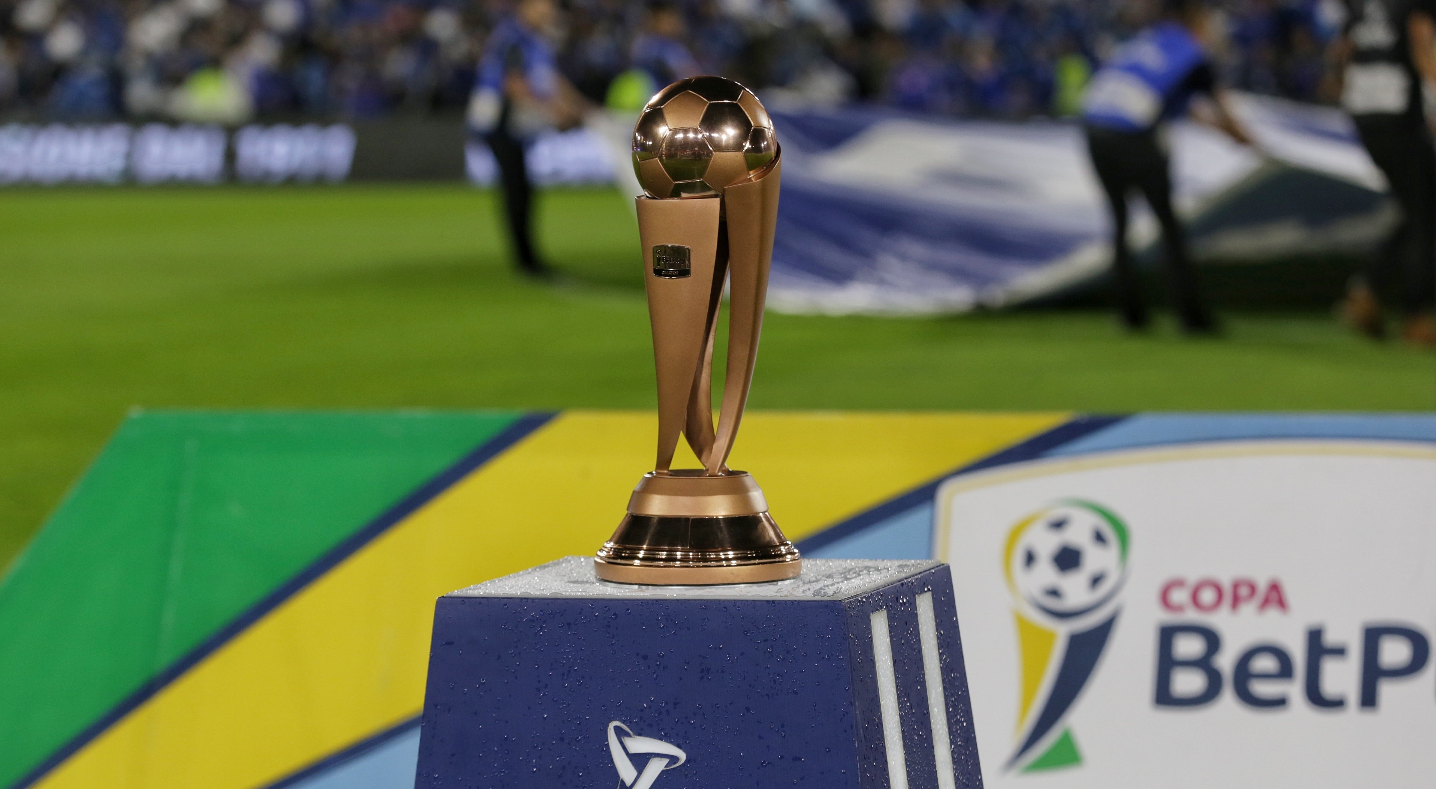 Trofeo que se le entrega al campeón de la Copa Colombia.