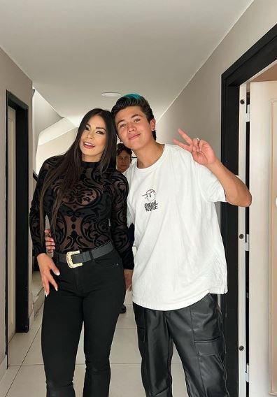 Alina Lozano y Jim Velásquez junto a Esperanza Gómez